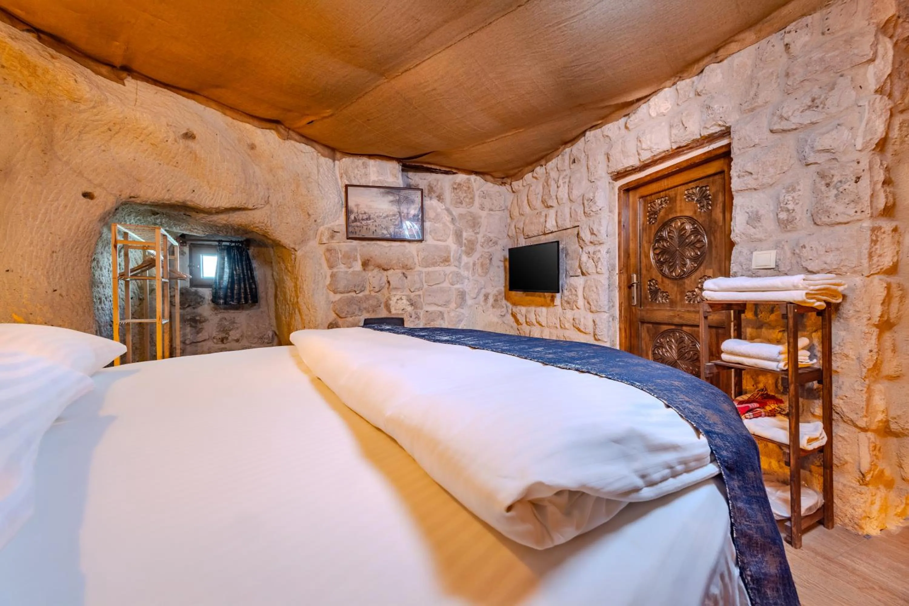 Bed in Saliche Cave Suite