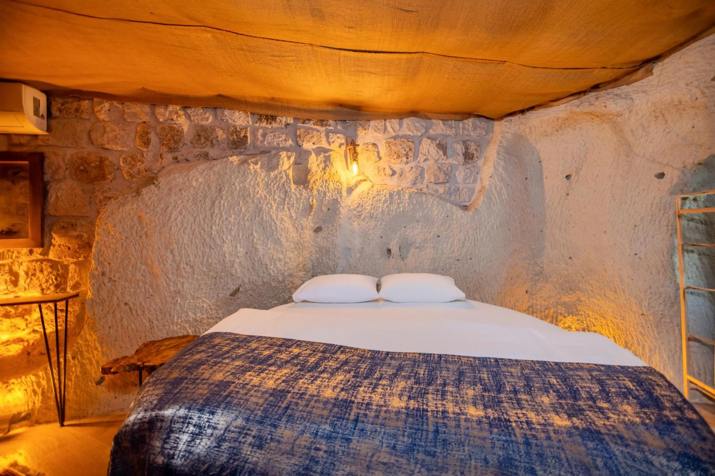 Bed in Saliche Cave Suite