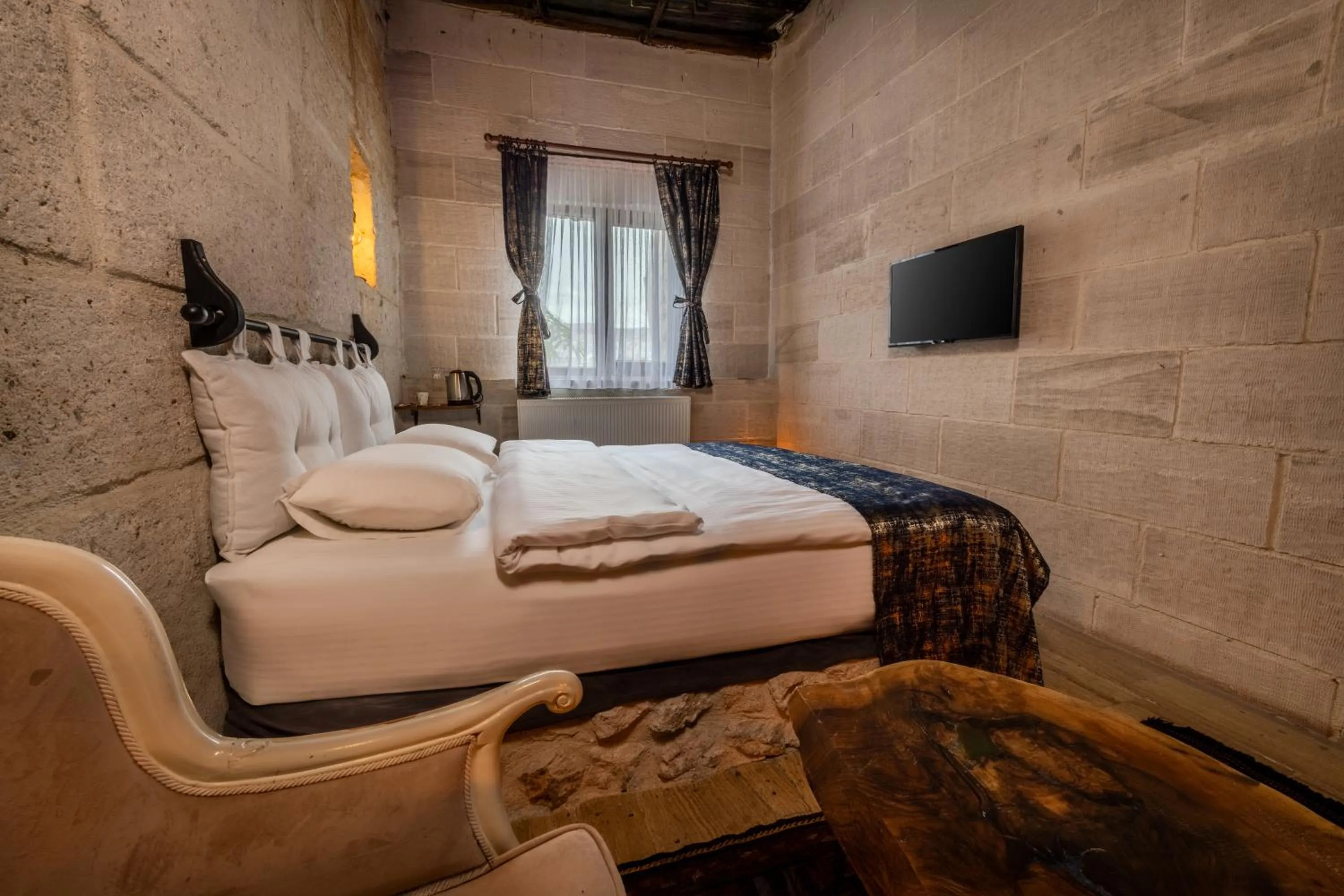 Bed in Saliche Cave Suite