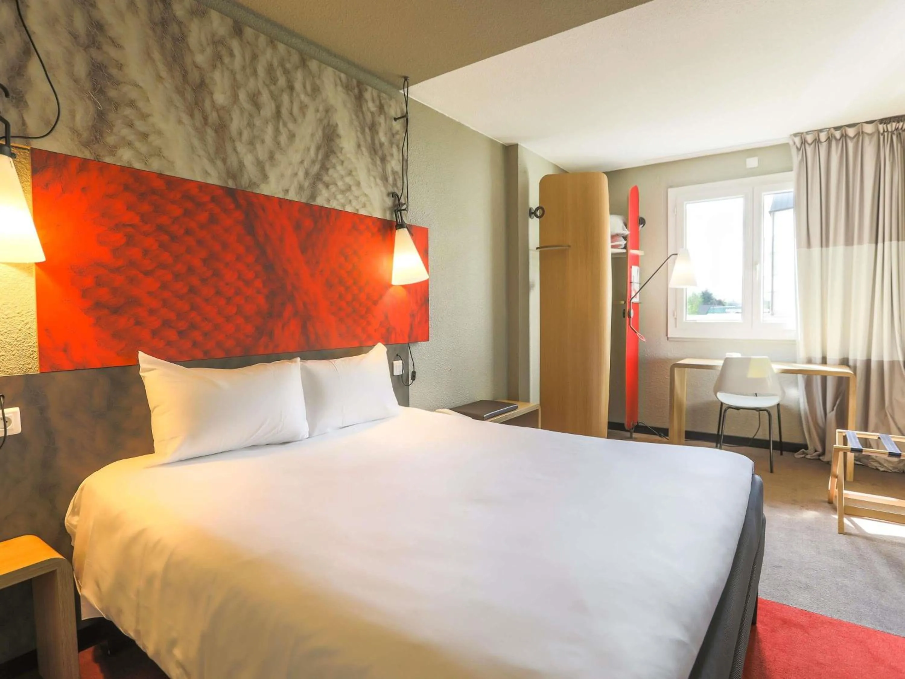 Property building, Bed in Ibis Saint Étienne - La Terrasse
