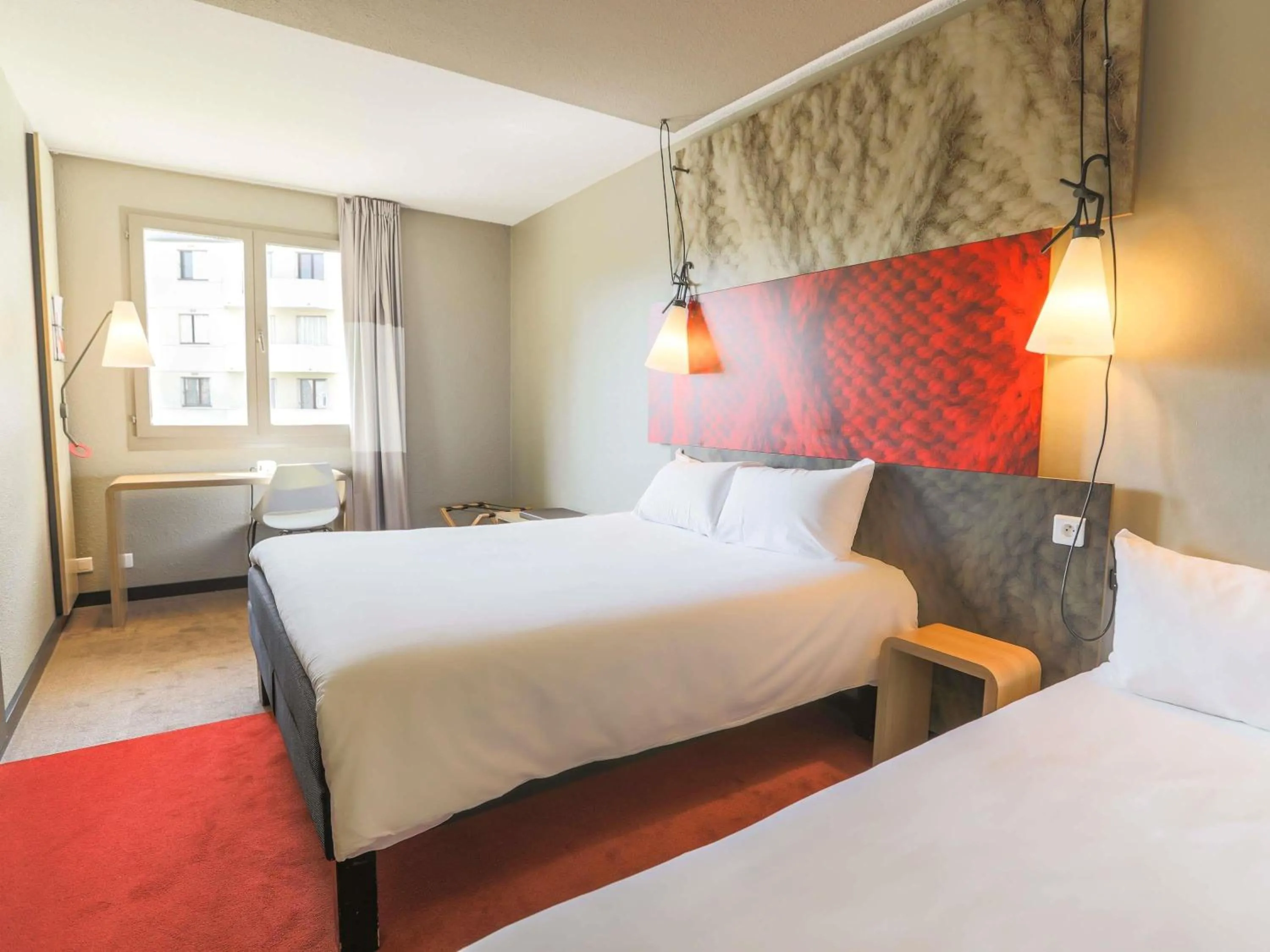 Property building, Bed in Ibis Saint Étienne - La Terrasse