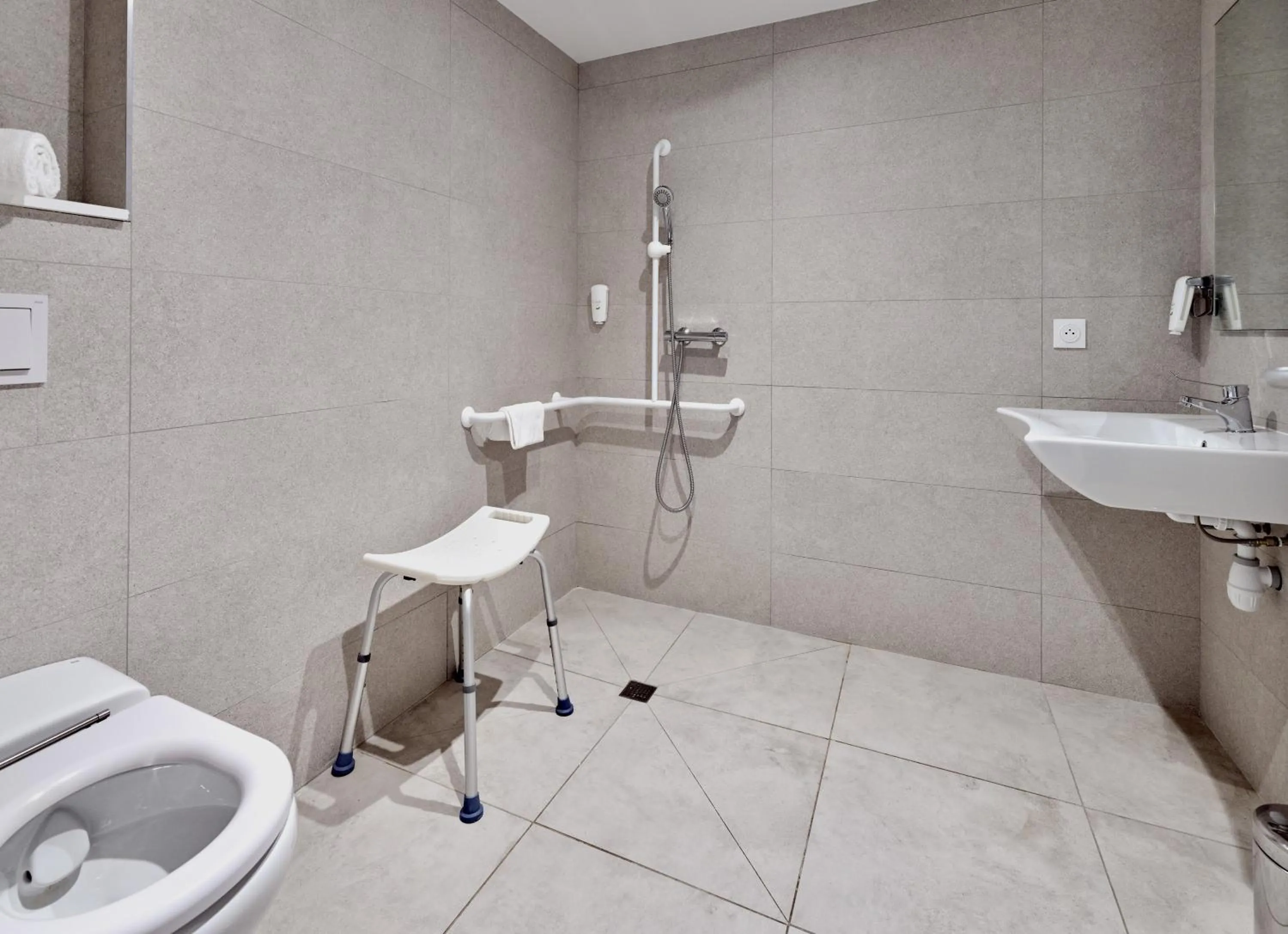 Shower in Kyriad Direct Moulins Sud - Yzeure