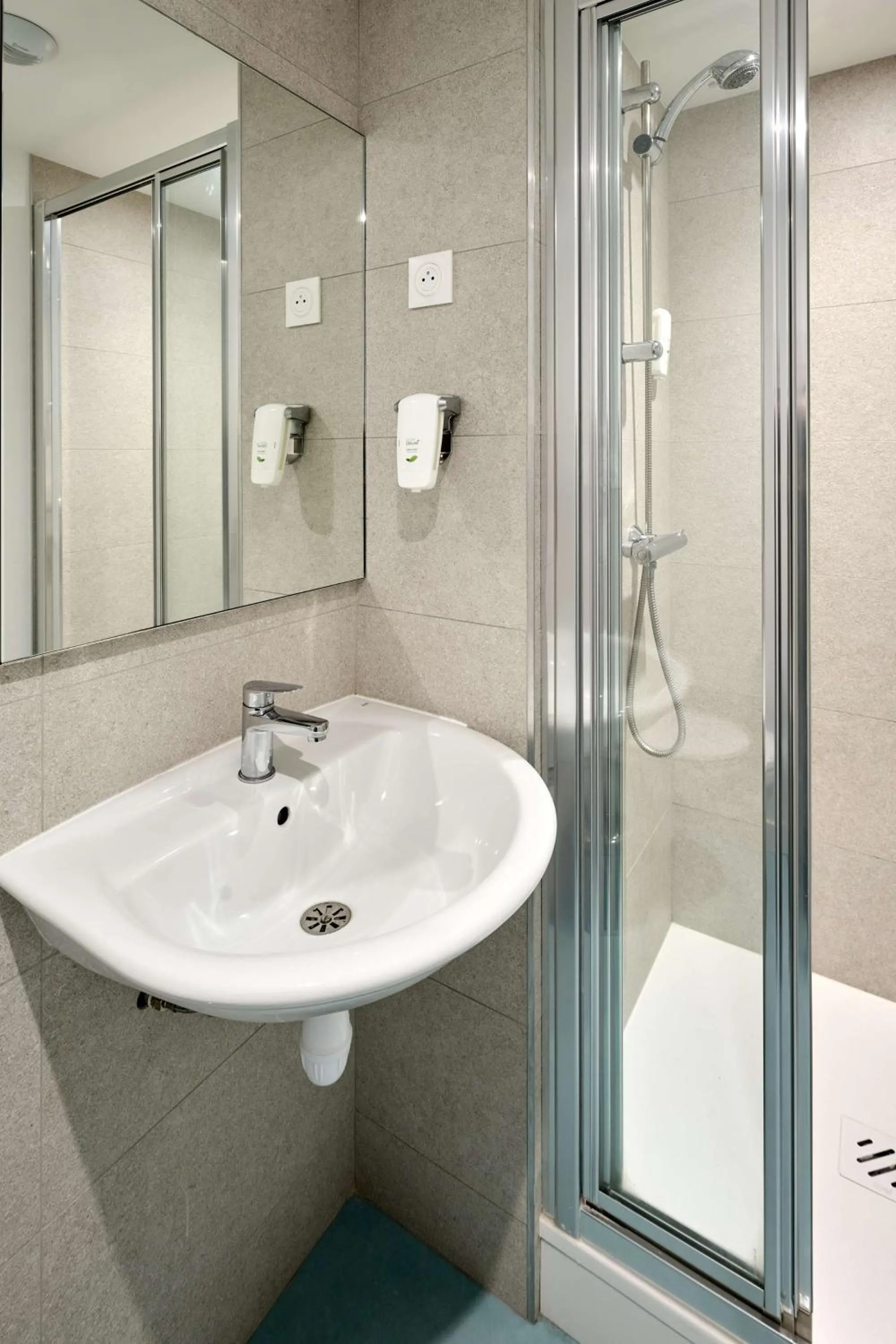 Bathroom in Kyriad Direct Moulins Sud - Yzeure