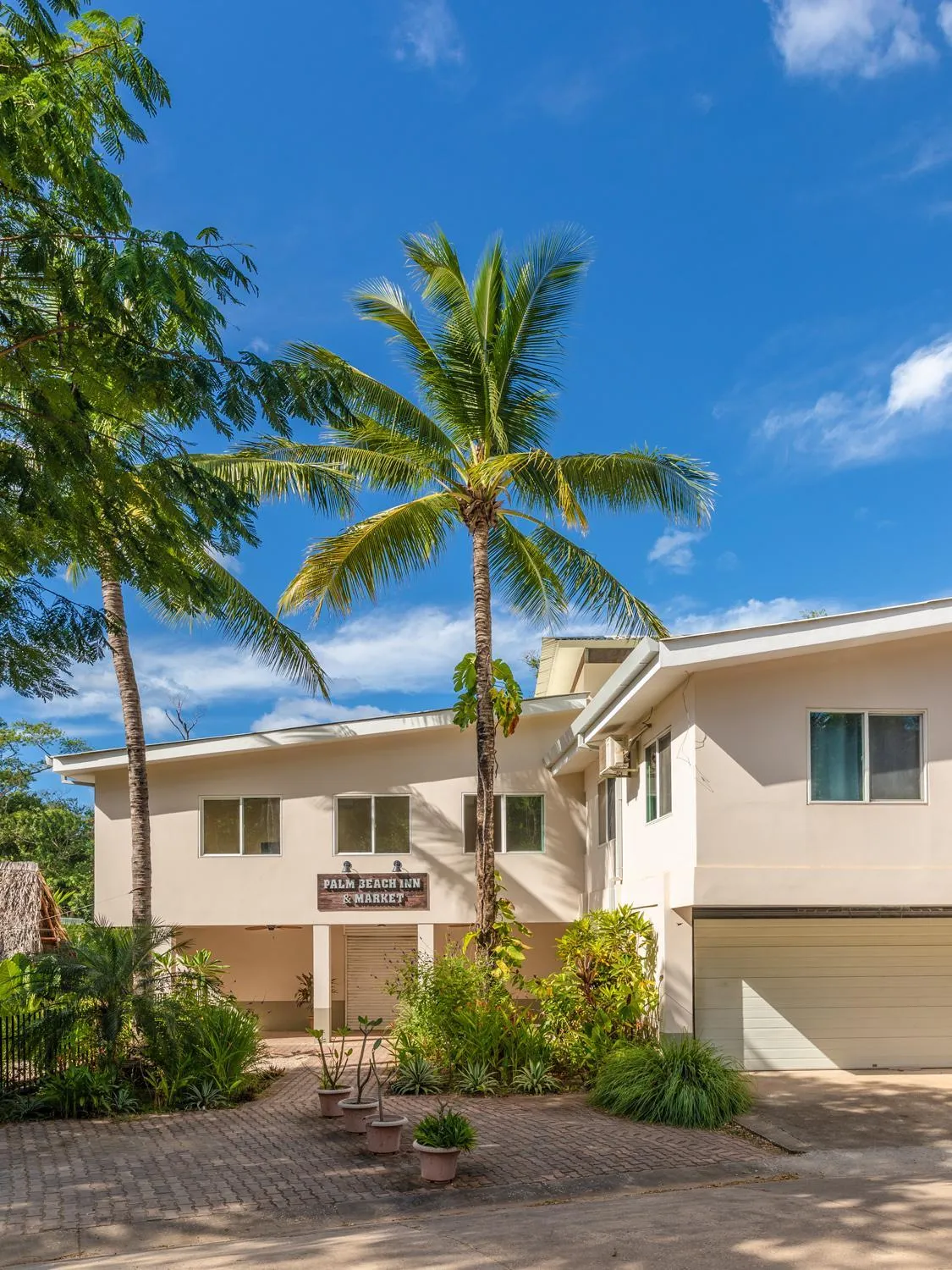 Property building in Palm Beach Inn