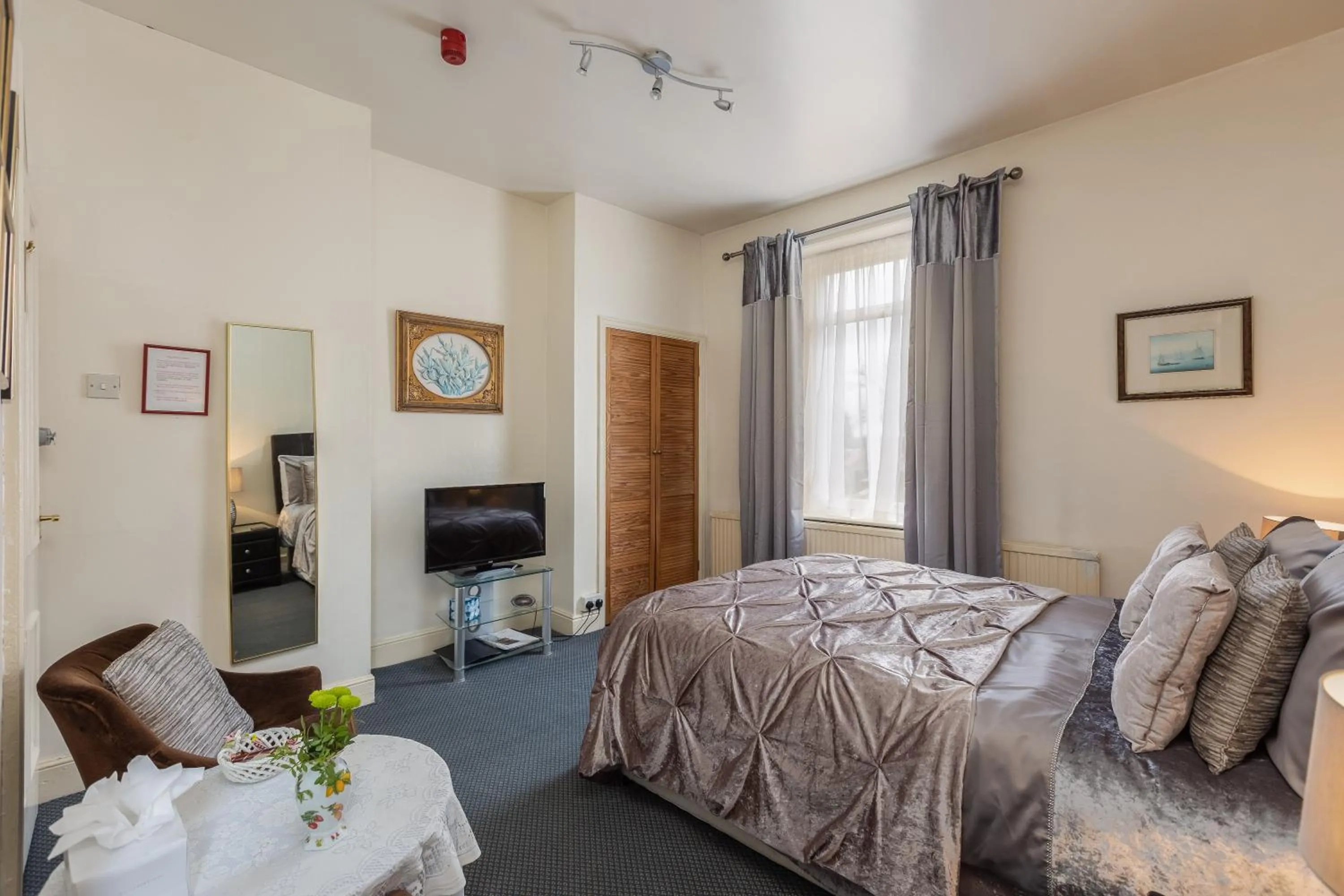 Bedroom, Bed in Crossways