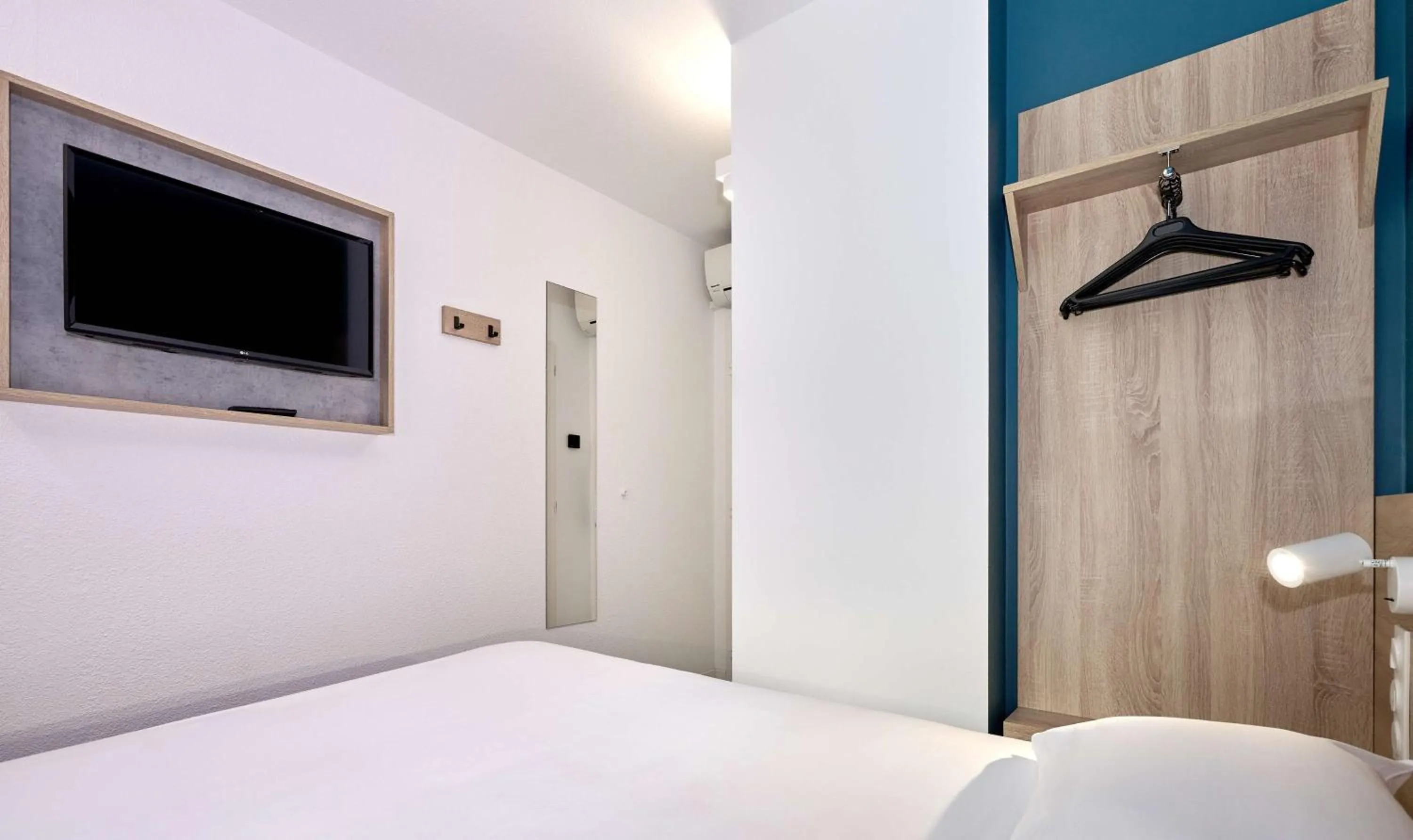 Bedroom, Bed in Kyriad ECO - Narbonne Sud
