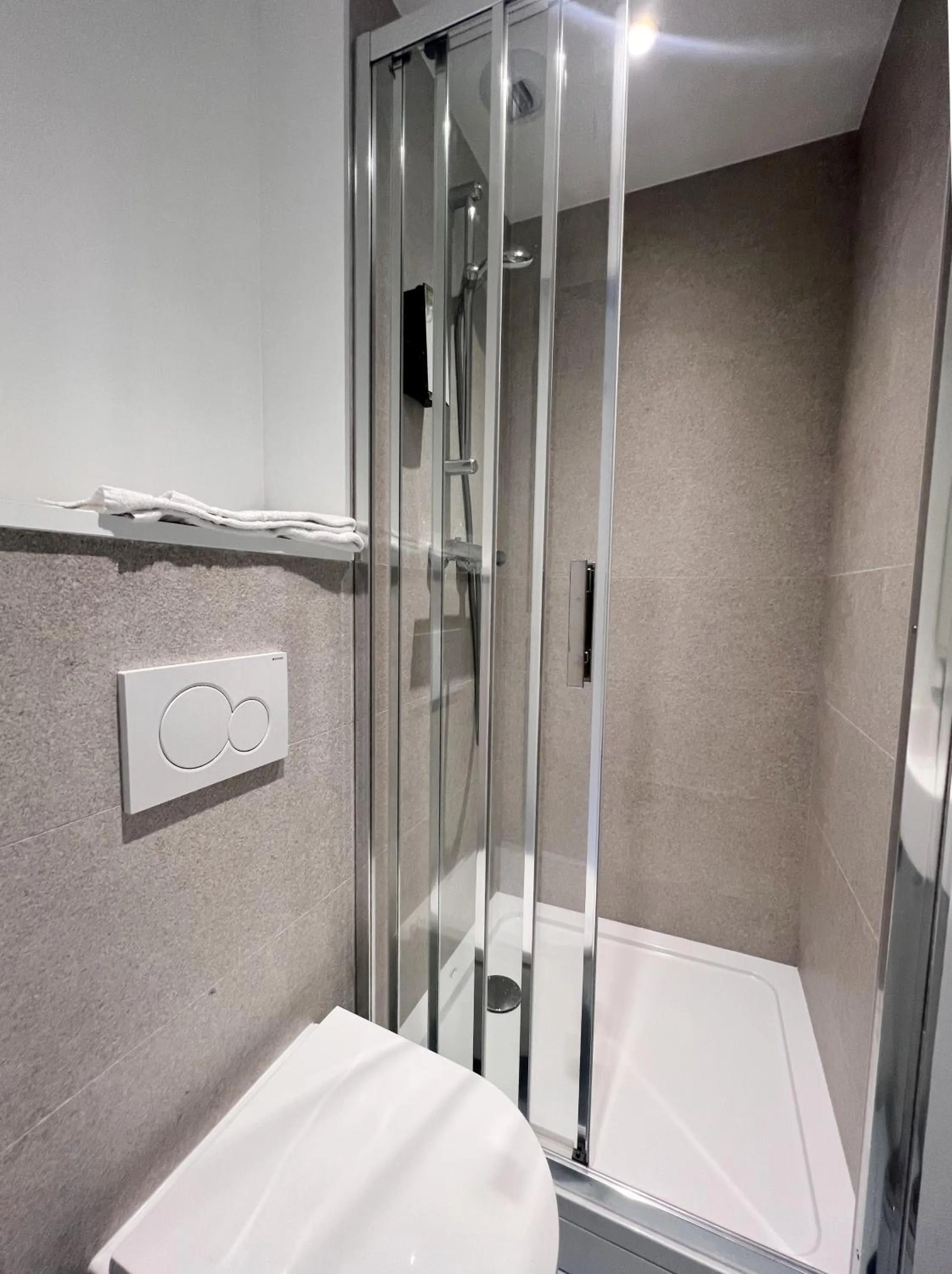 Bathroom, Bed in Kyriad ECO - Narbonne Sud