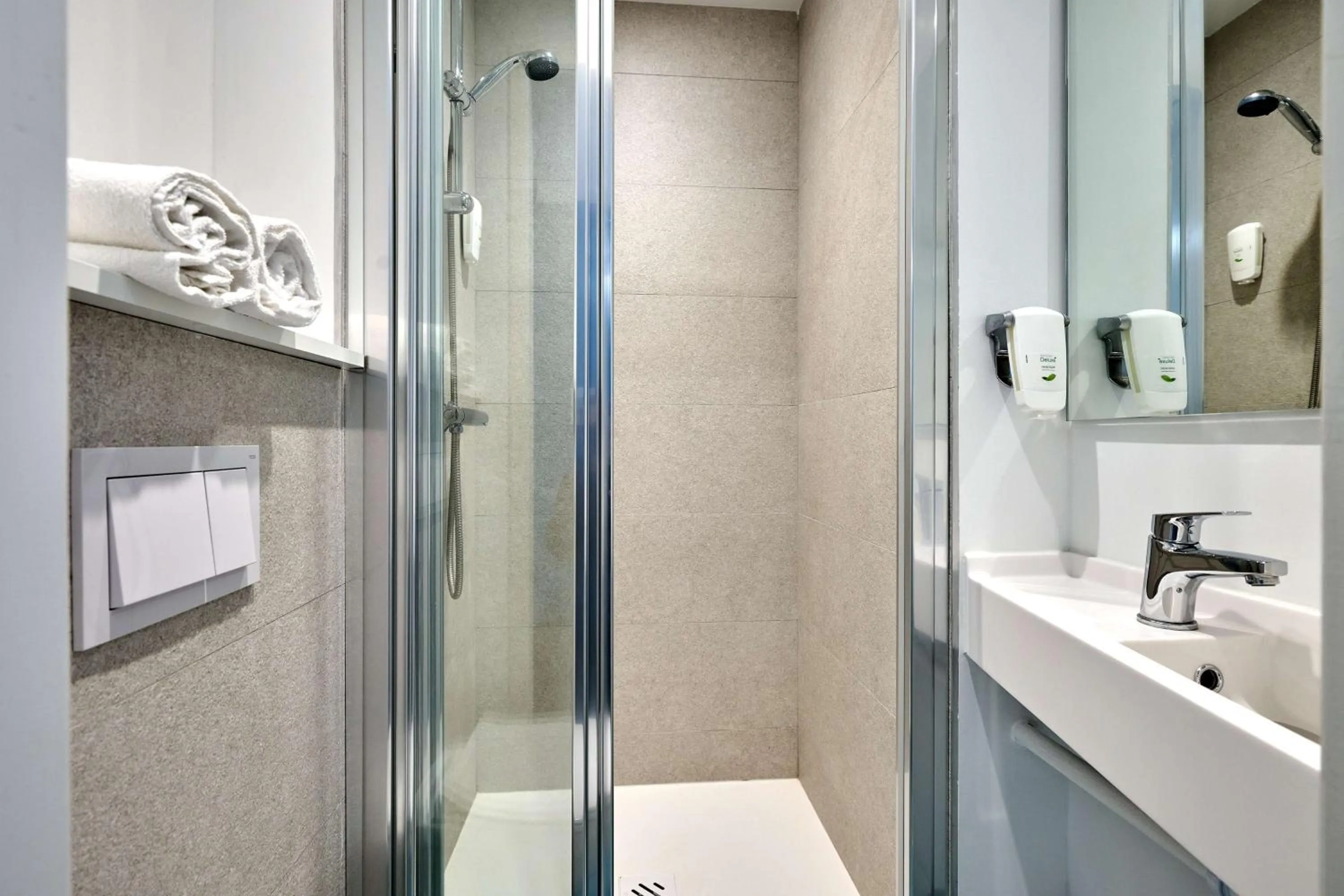 Bathroom in Kyriad ECO - Narbonne Sud