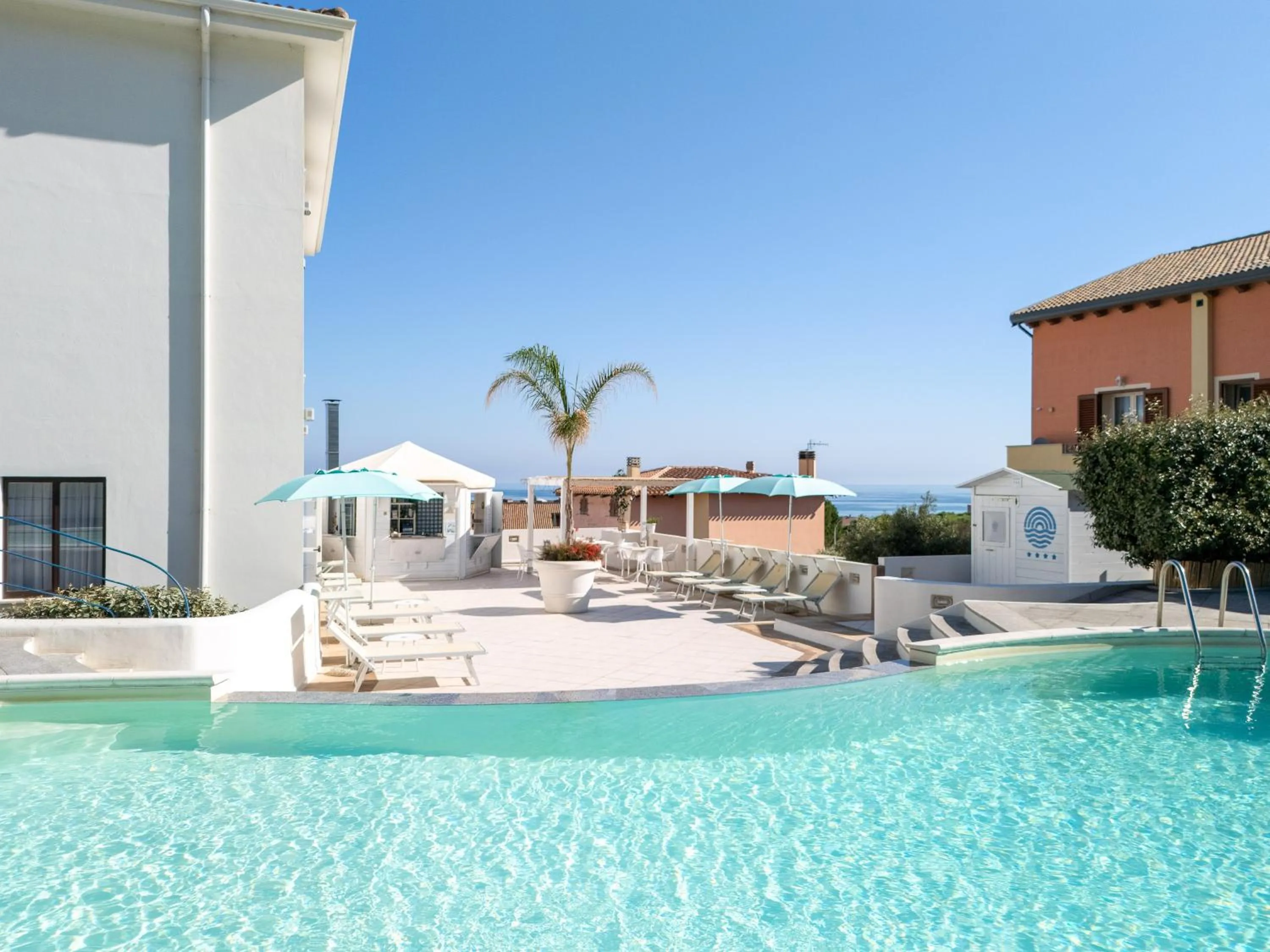 Swimming pool in Best Western Hotel Blumarea