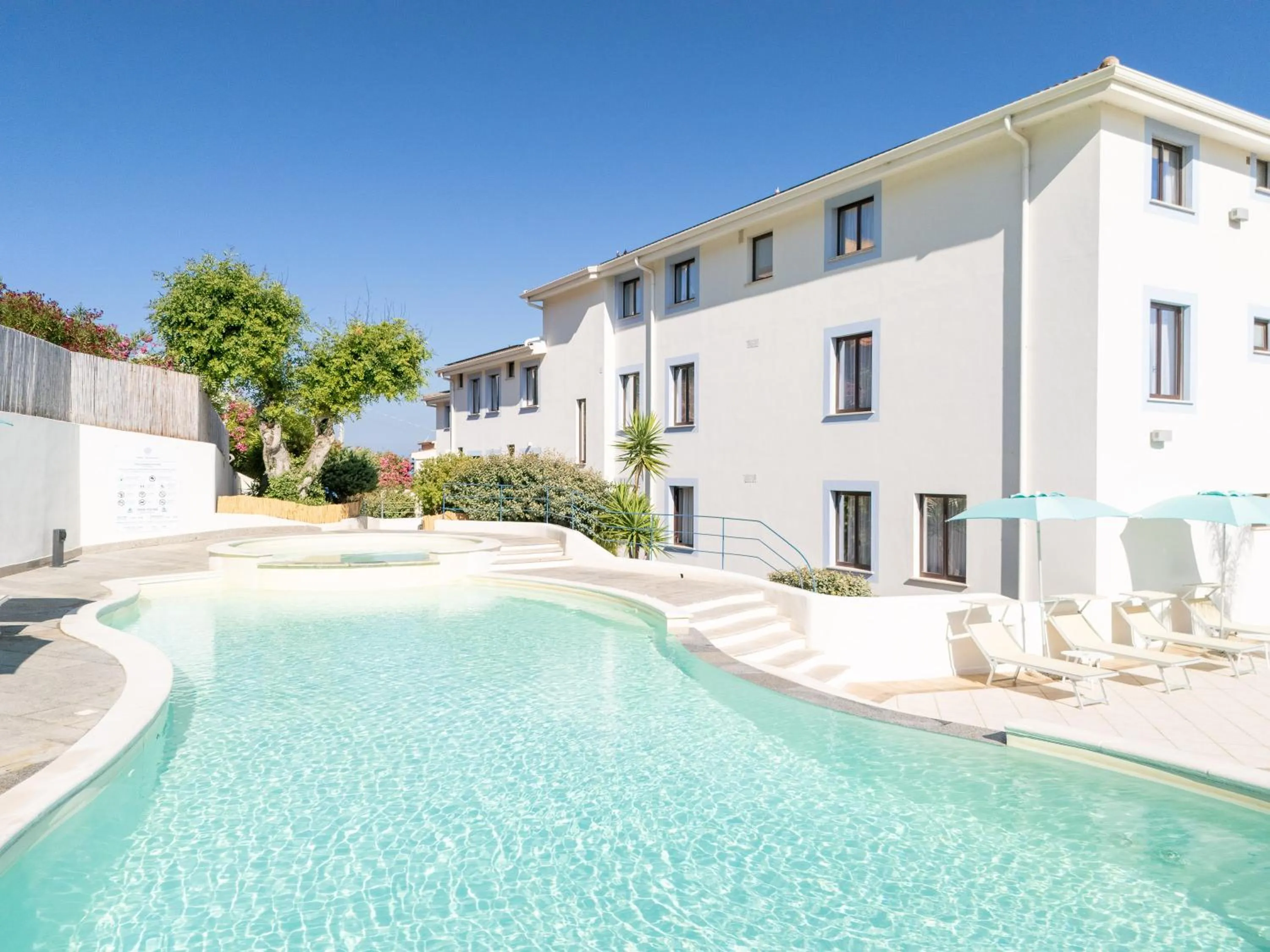 Swimming pool in Best Western Hotel Blumarea
