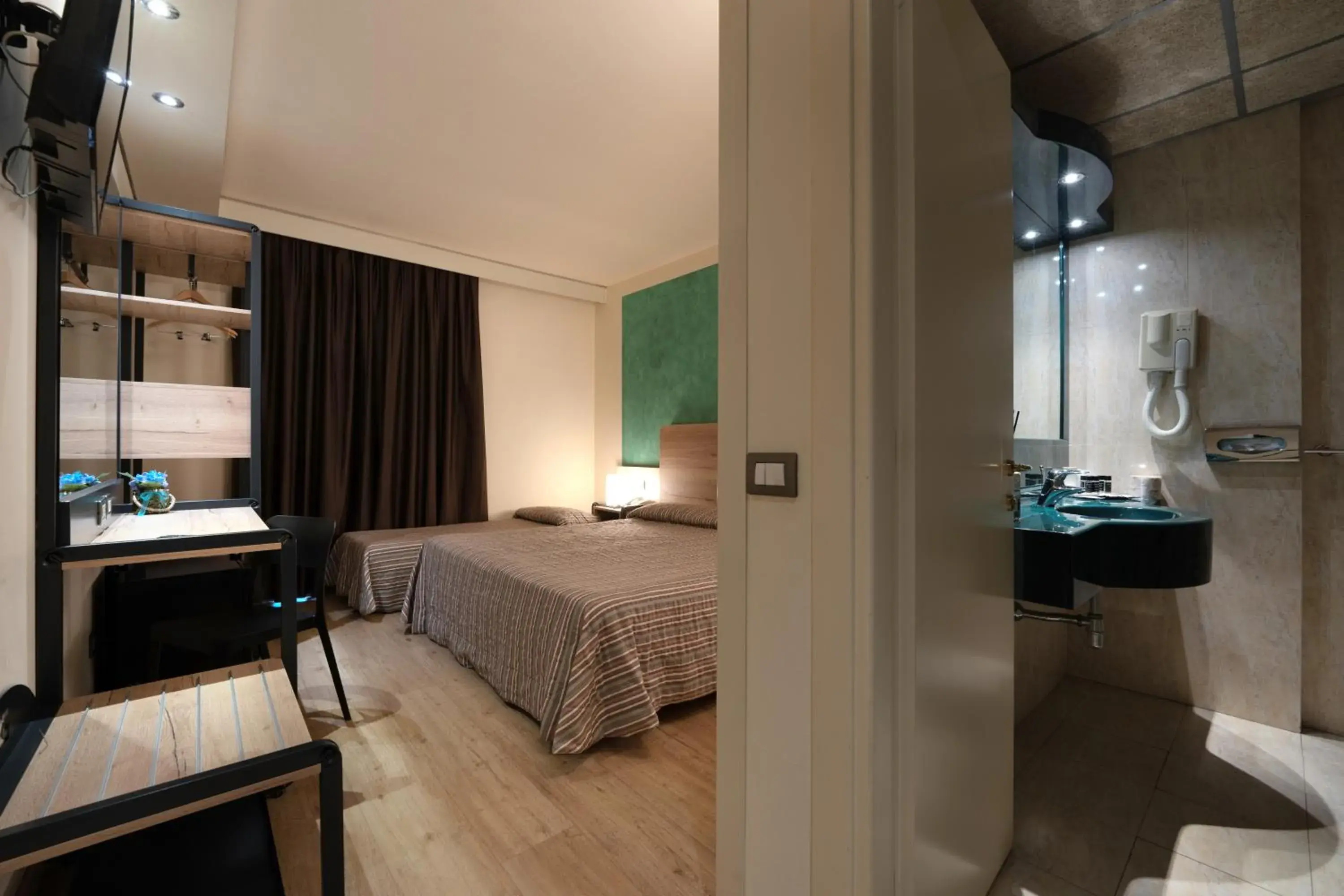 Double Room with Extra Bed in Hotel Galilei Double Room with Extra Bed in Hotel Galilei