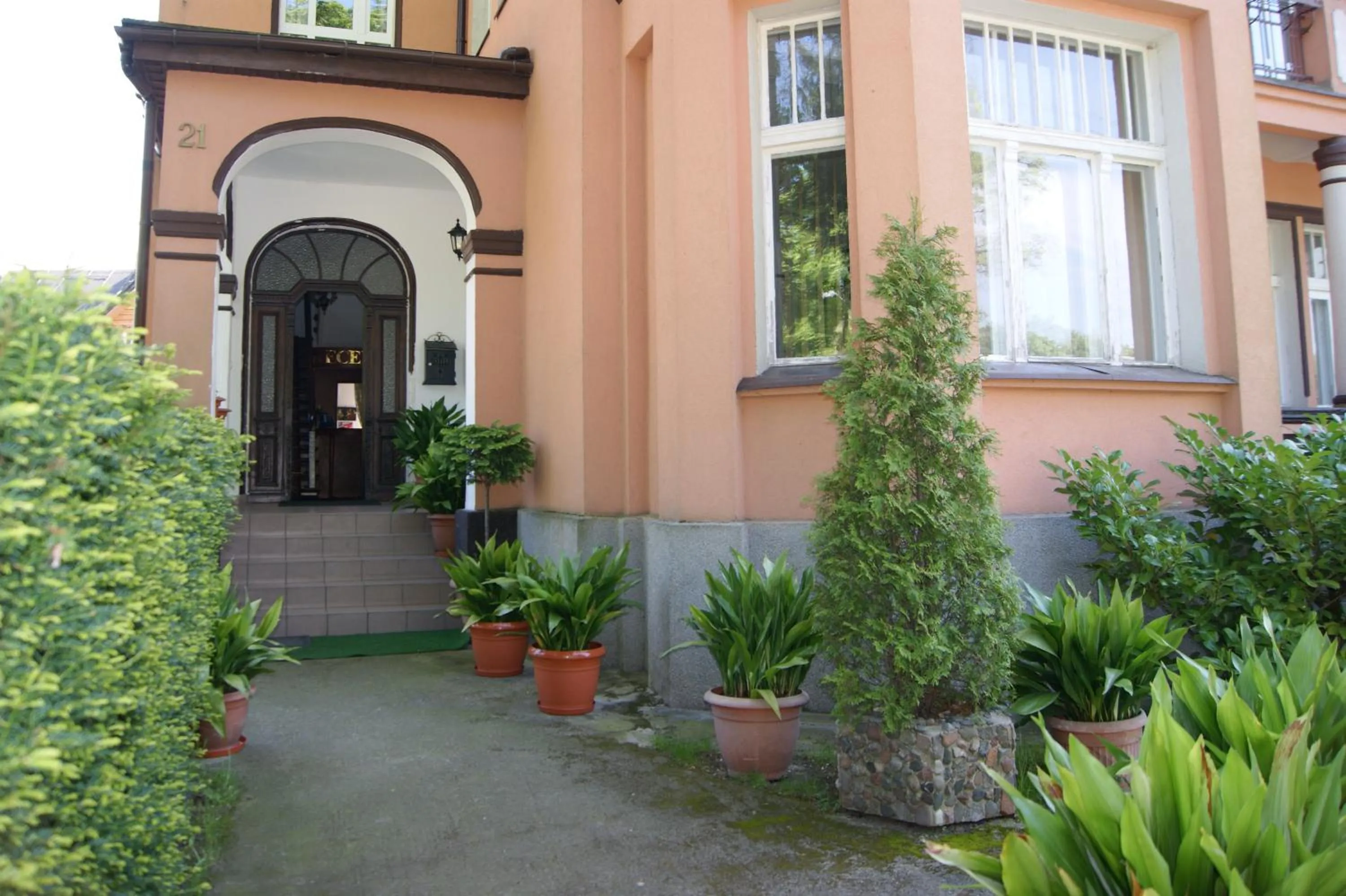 Facade/entrance in Pałacyk Srebrna Fala