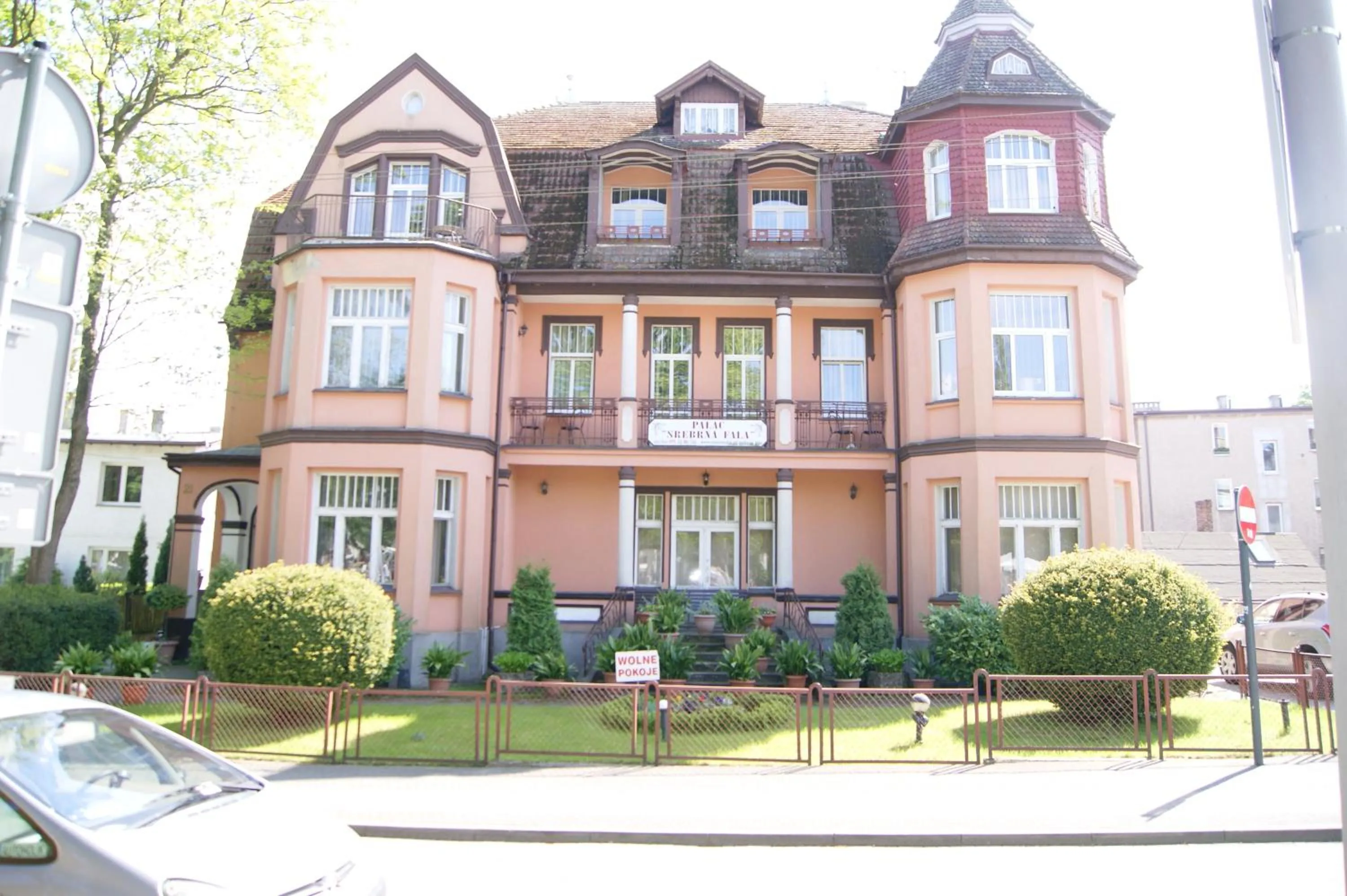 Facade/entrance in Pałacyk Srebrna Fala