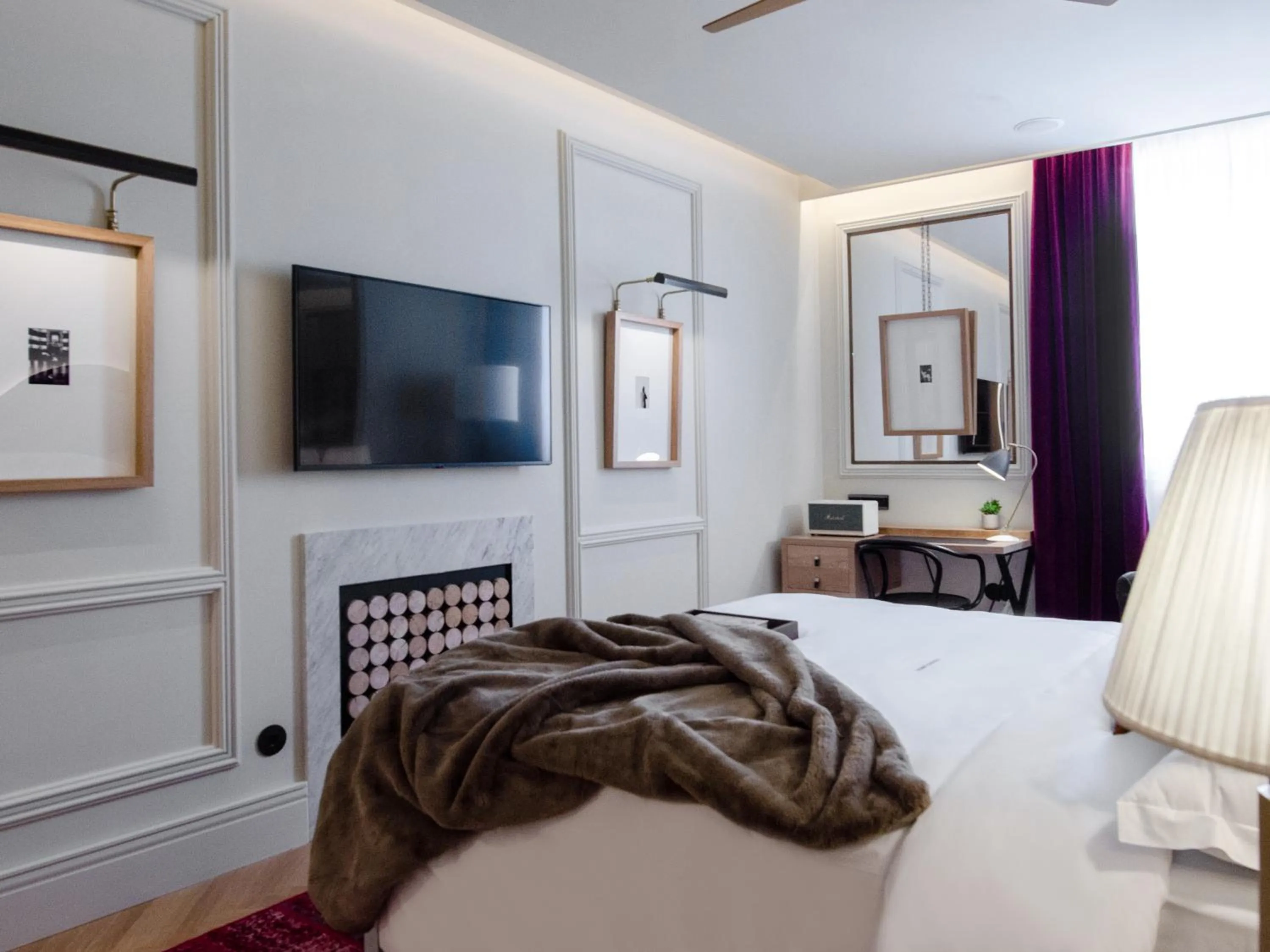 TV and multimedia, Bed in Browns Avenue Hotel