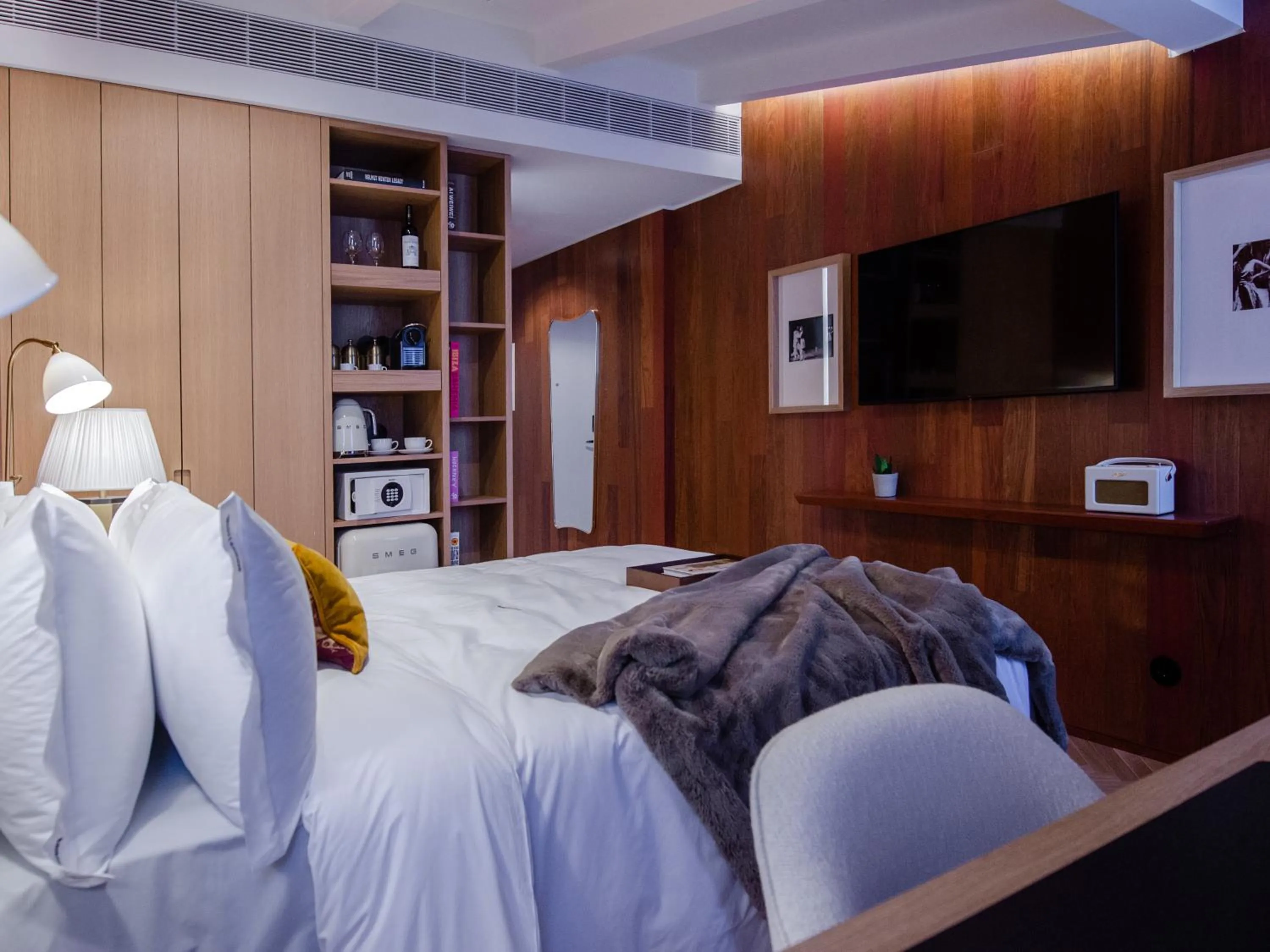 Photo of the whole room, Bed in Browns Avenue Hotel