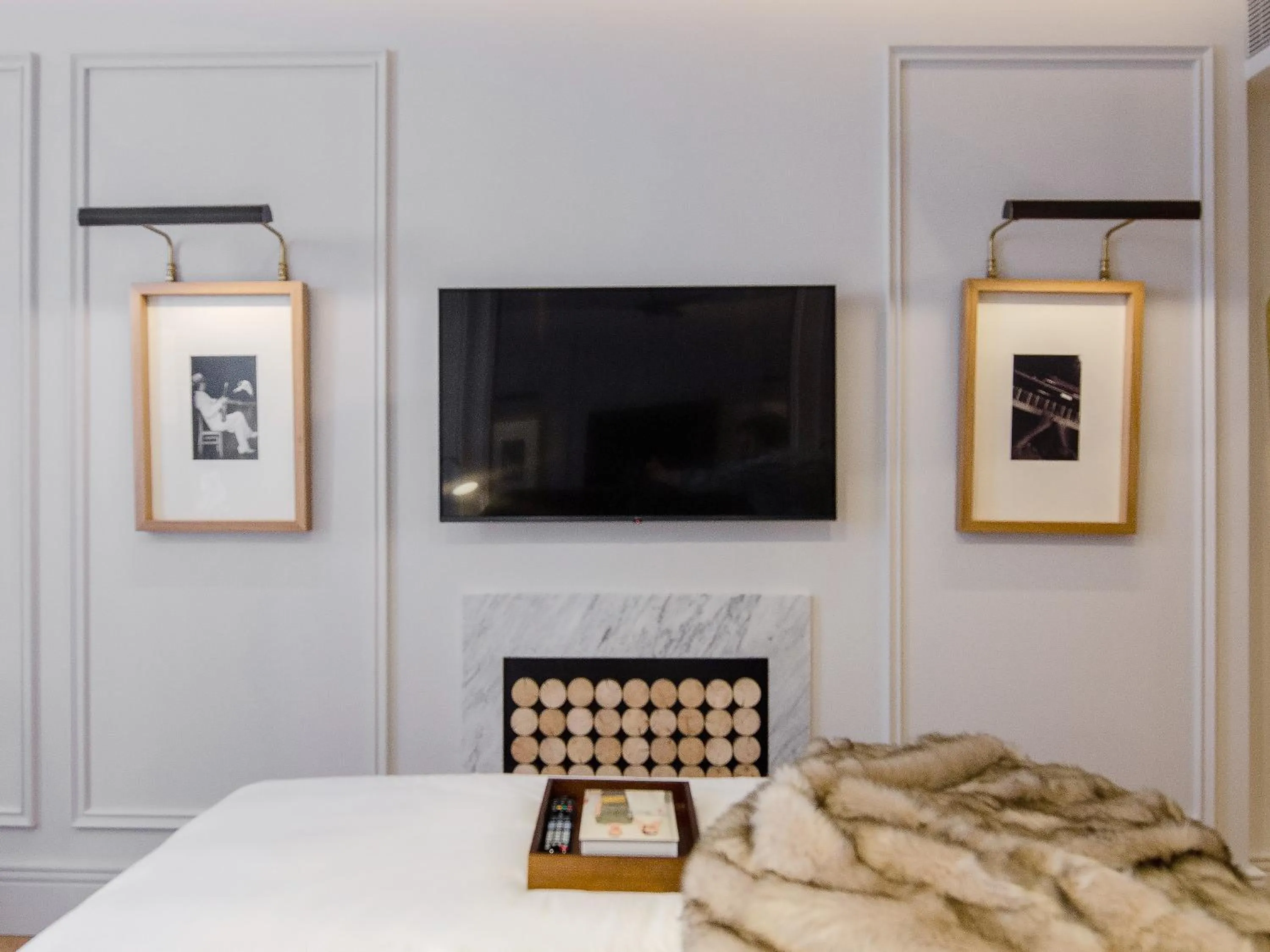 TV and multimedia, Bed in Browns Avenue Hotel