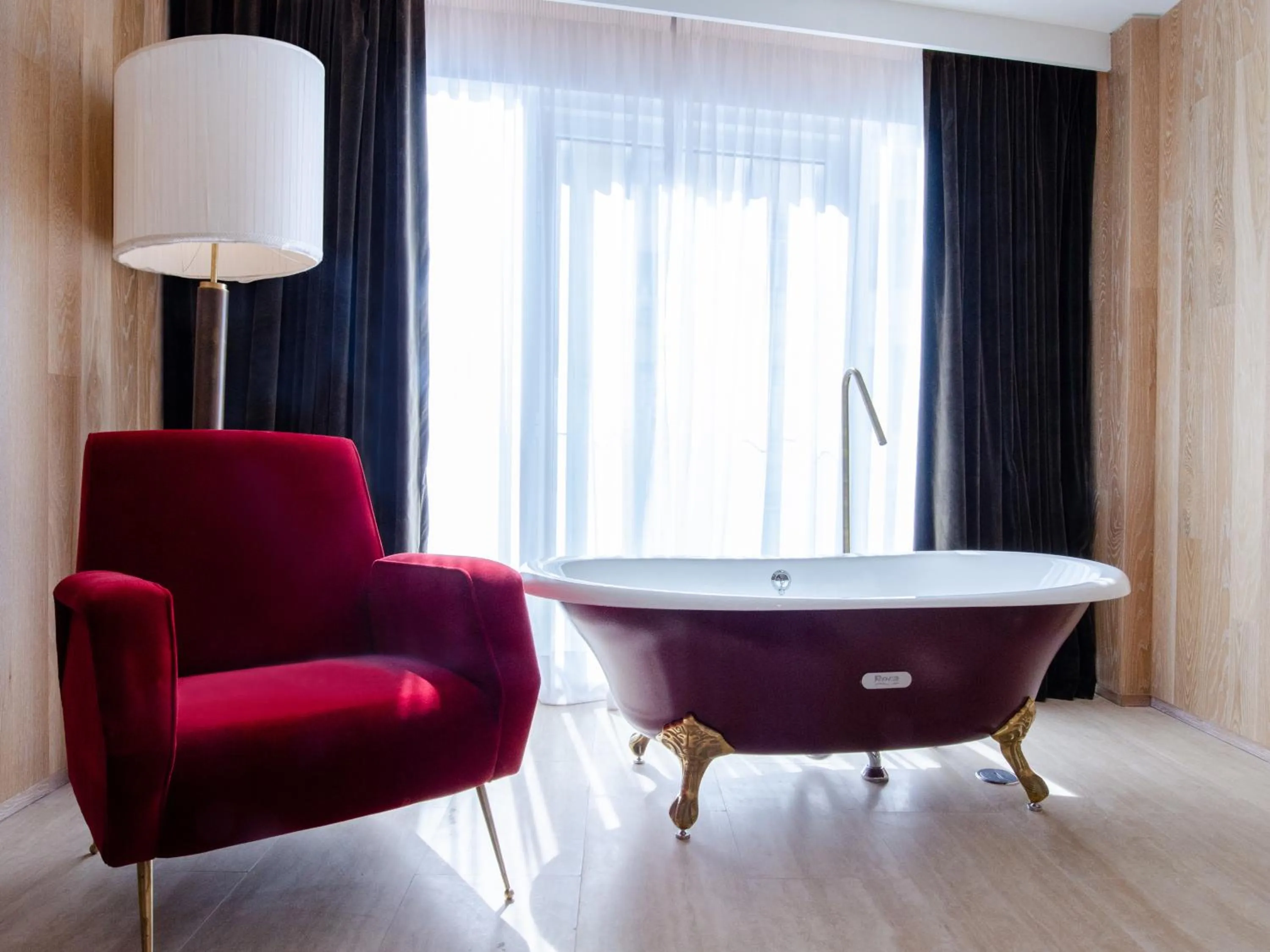 Photo of the whole room in Browns Avenue Hotel