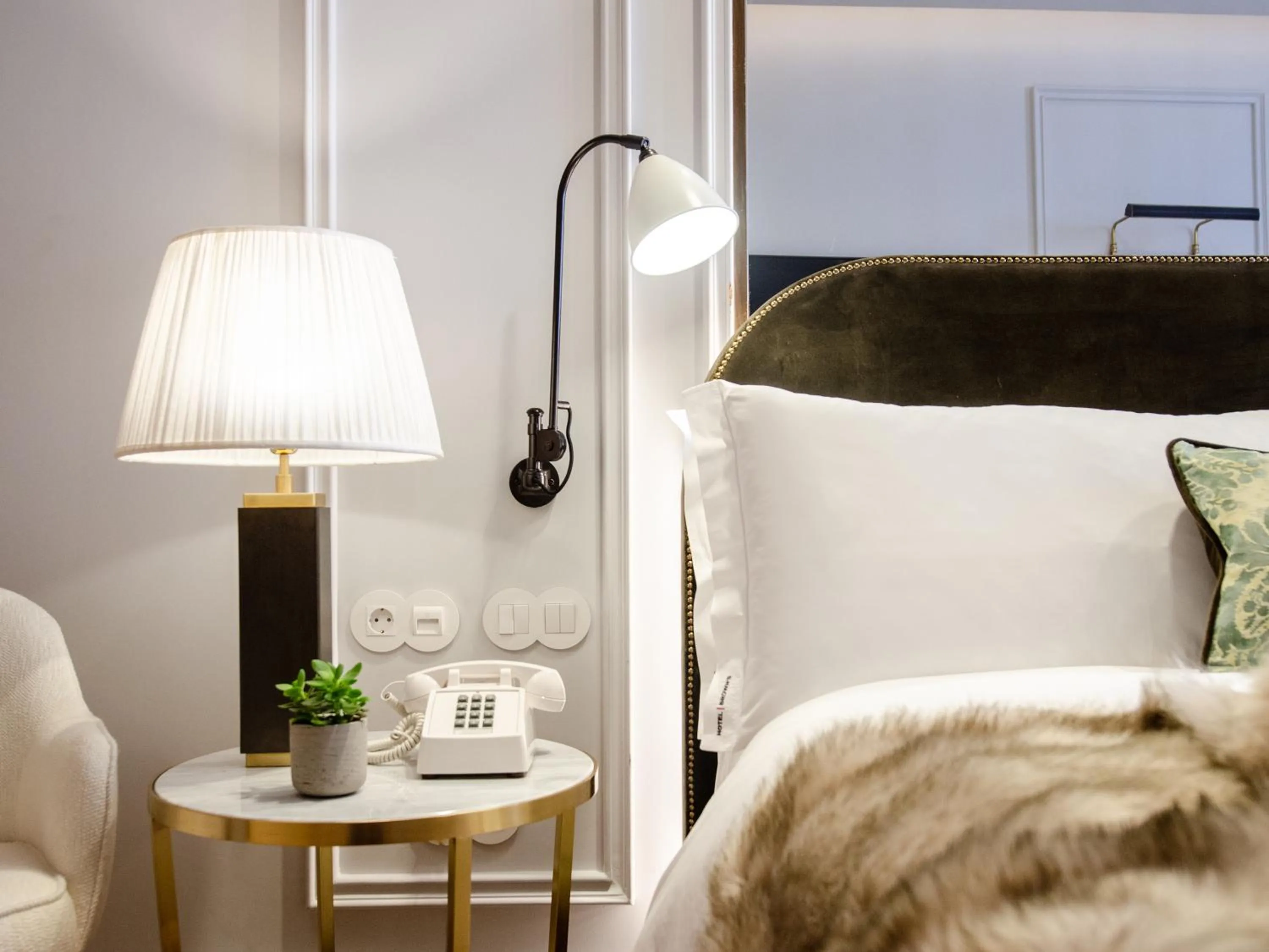 Photo of the whole room, Bed in Browns Avenue Hotel