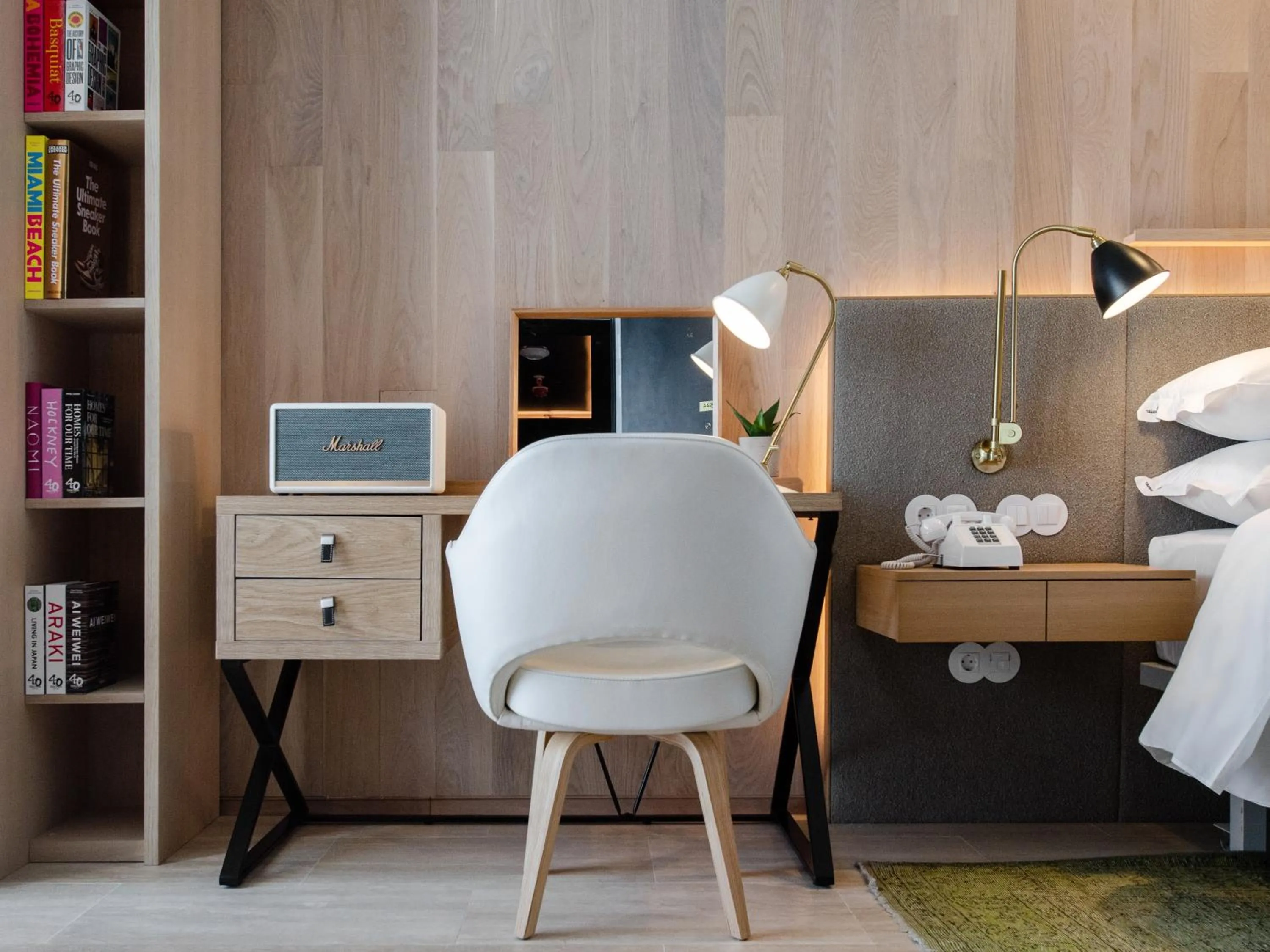 Photo of the whole room, Bed in Browns Avenue Hotel