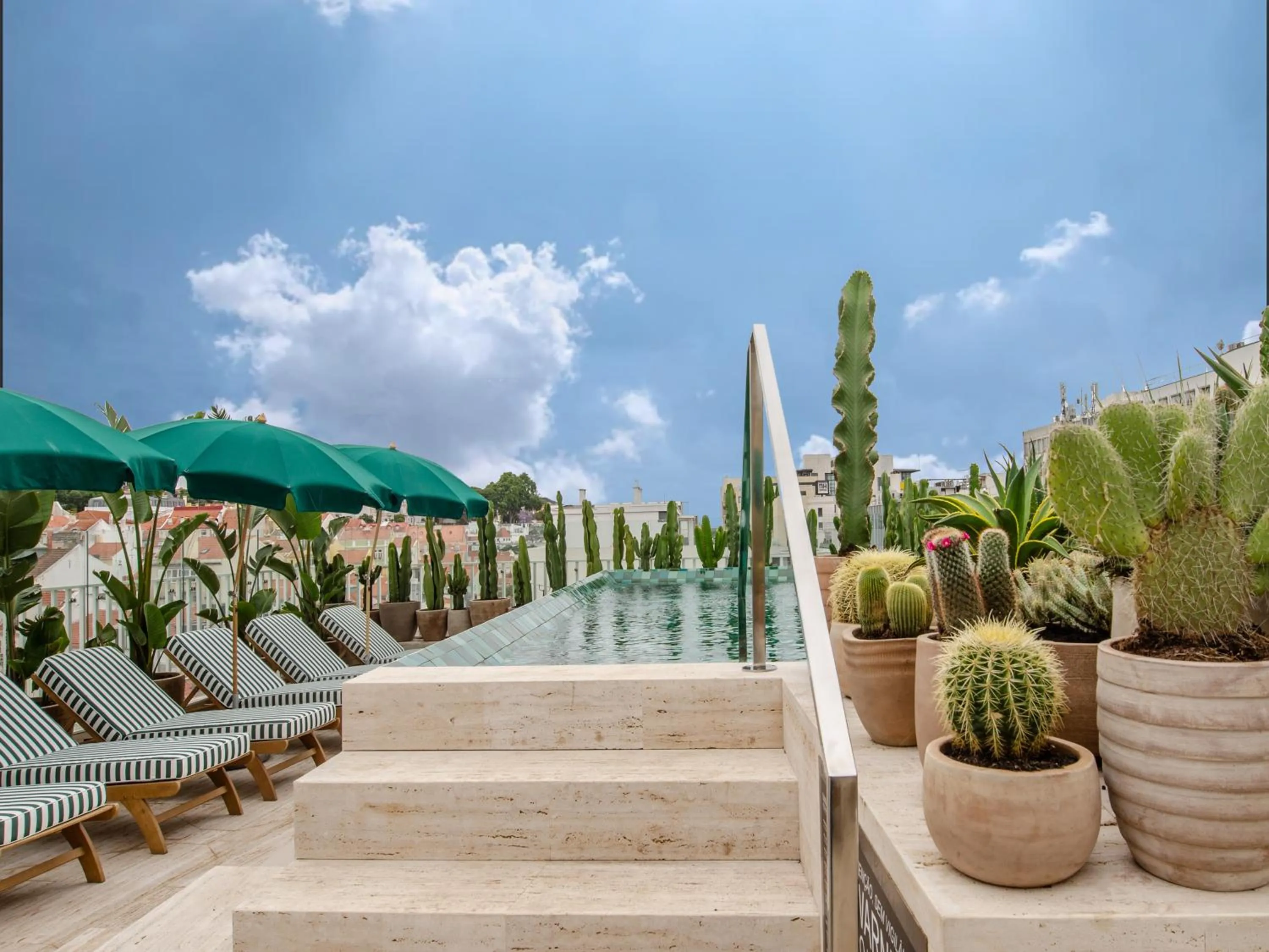 Swimming pool in Browns Avenue Hotel