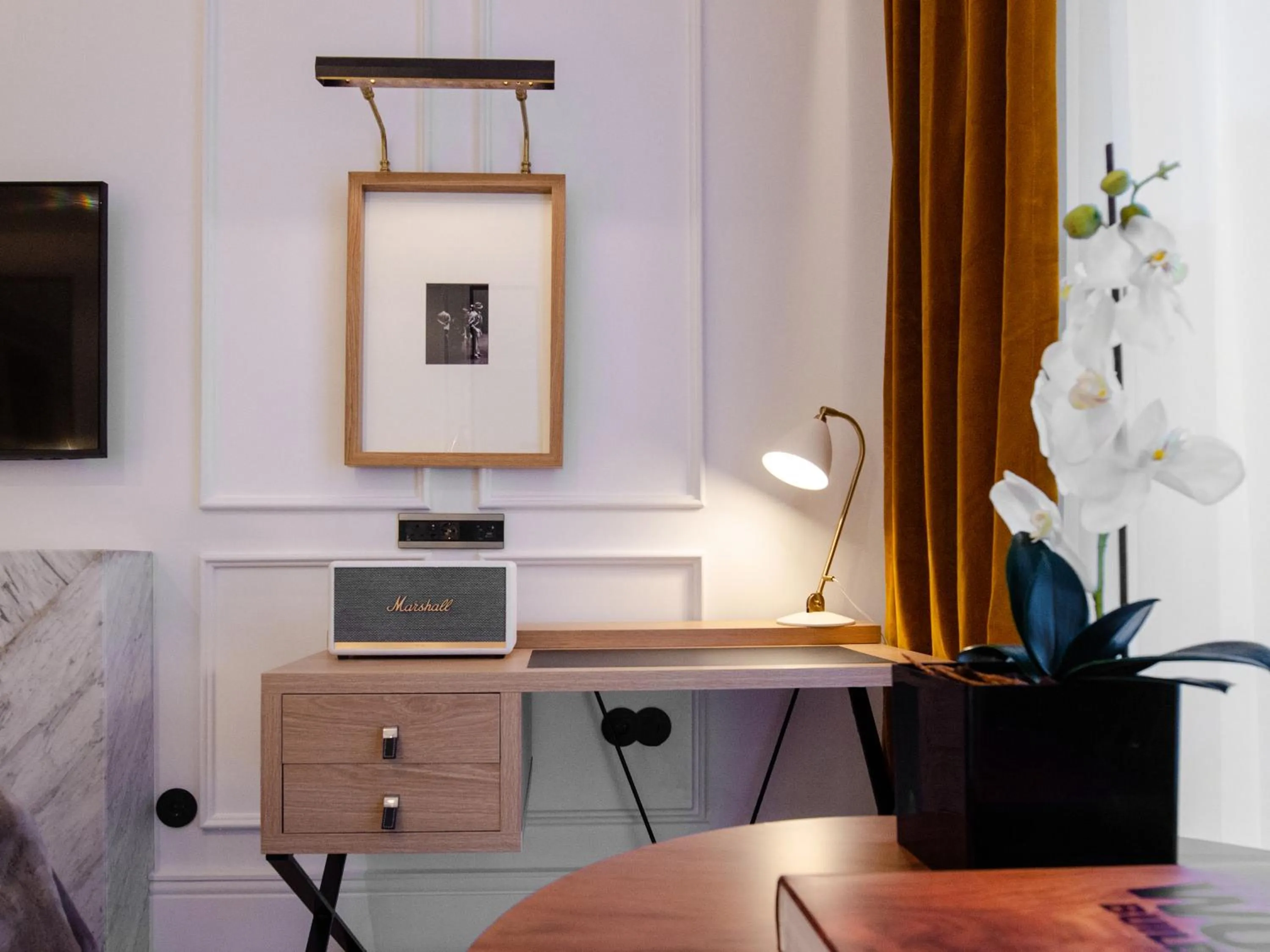 TV and multimedia in Browns Avenue Hotel