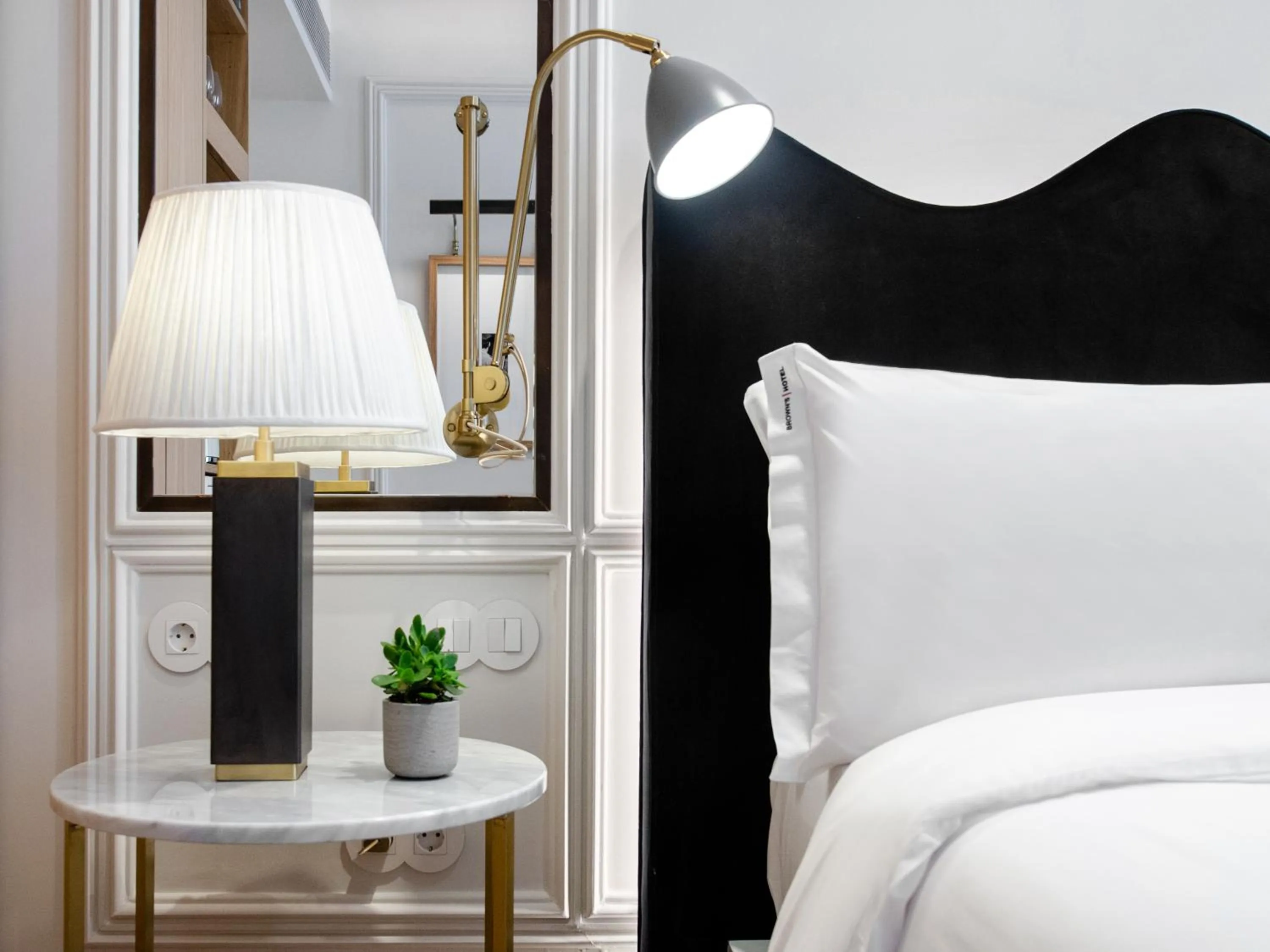 Photo of the whole room, Bed in Browns Avenue Hotel