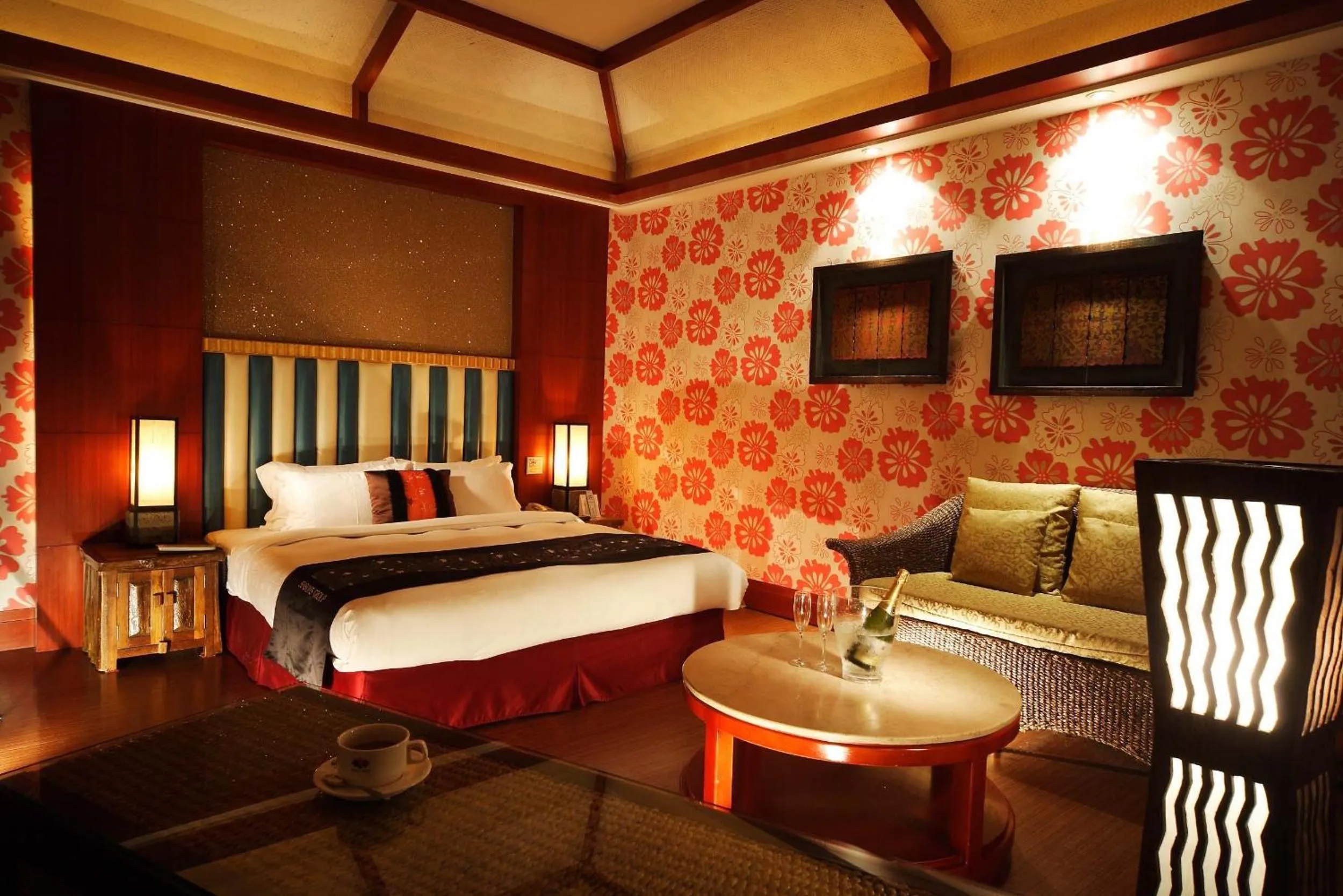 Bed in Seasons Boutique Motel