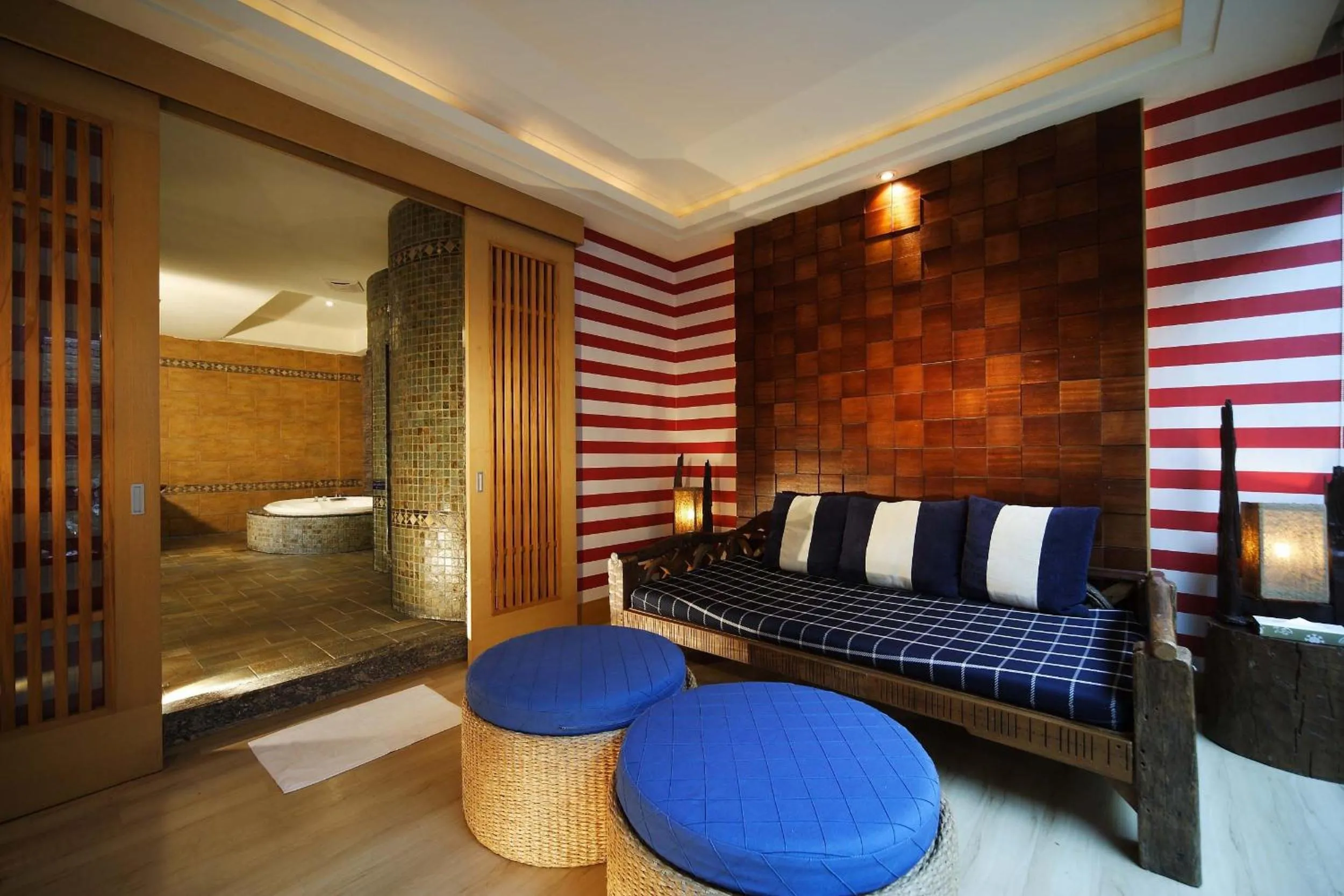 Seating area, Bed in Seasons Boutique Motel