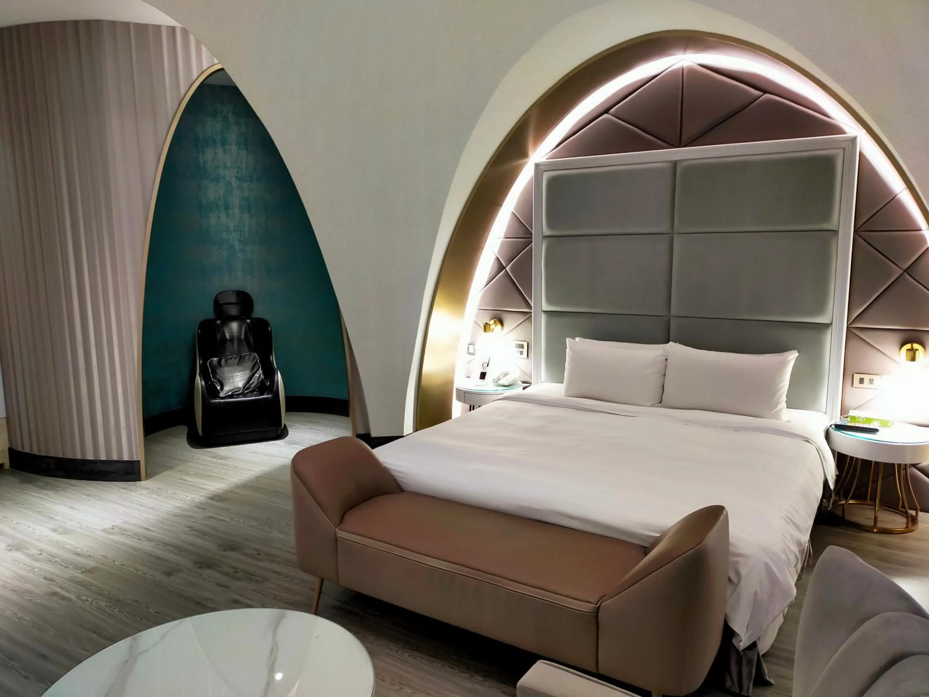 Bed in Seasons Boutique Motel