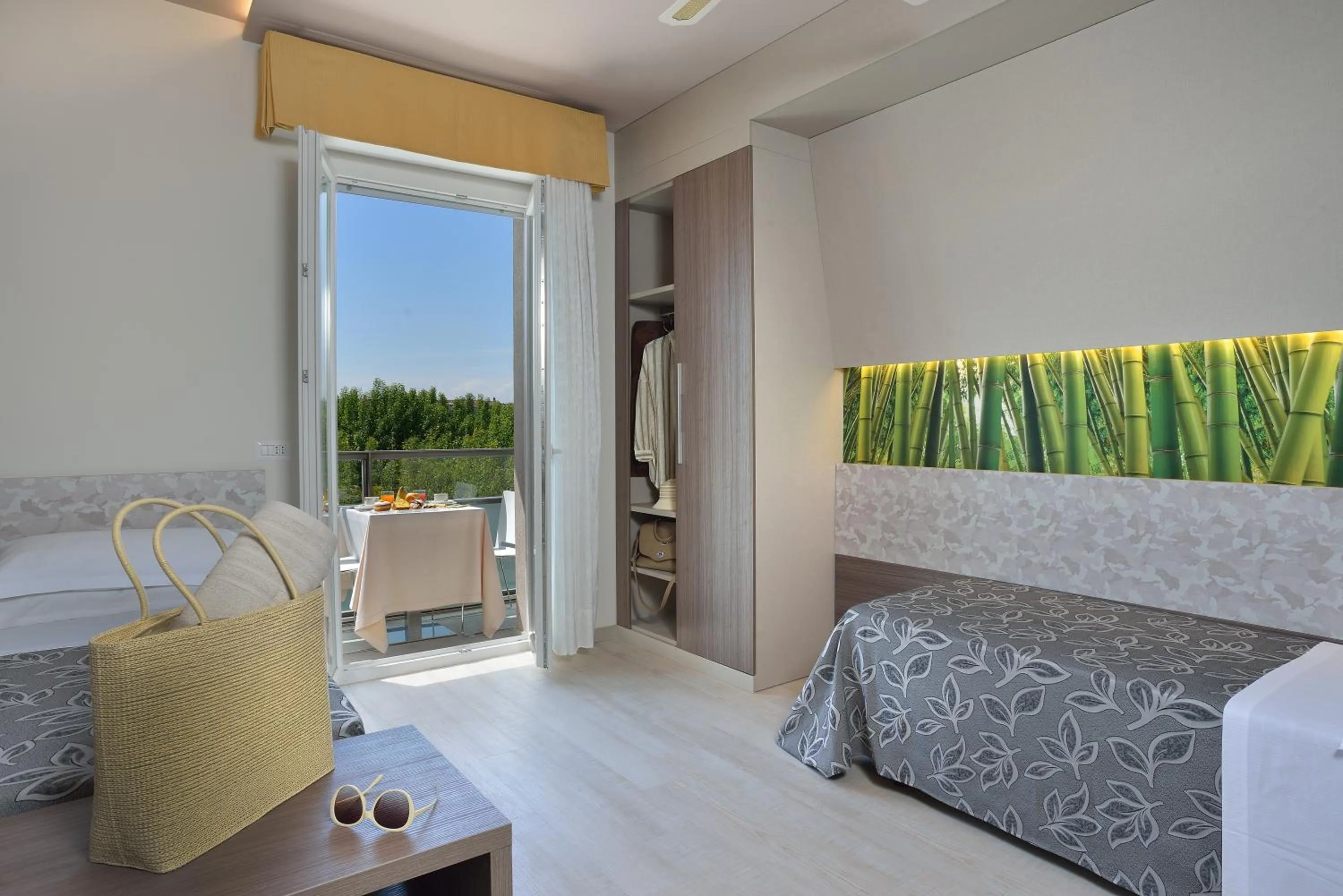 Photo of the whole room, Bed in Clipper