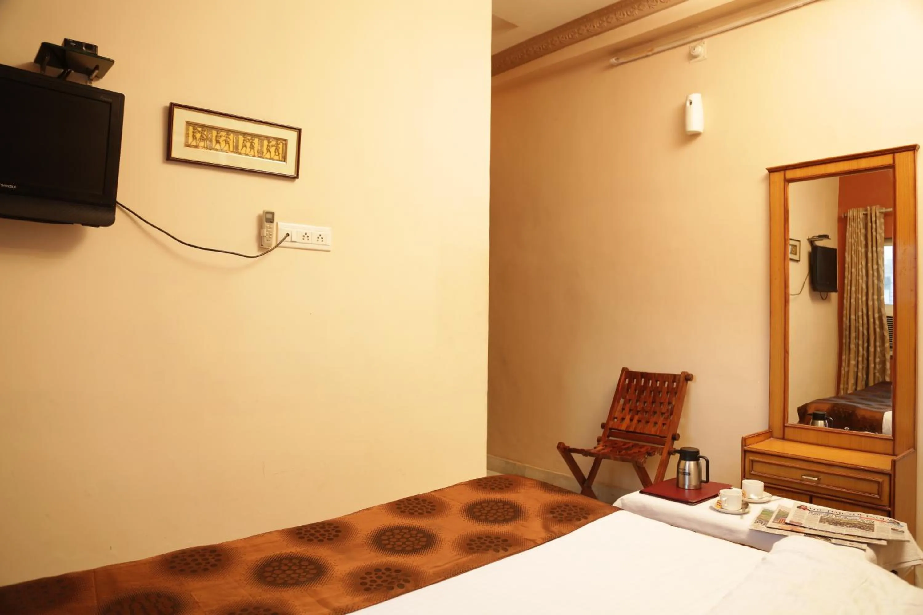 TV and multimedia, Bed in Hotel Meenakshi Udaipur - Family Preffered Hotel