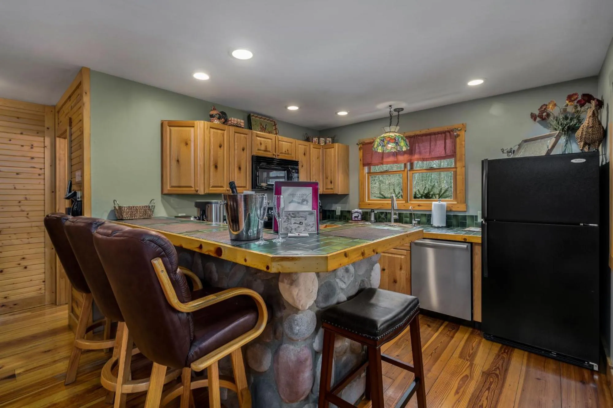 Dining area in Cherry Ridge Retreat Luxury Cabins
