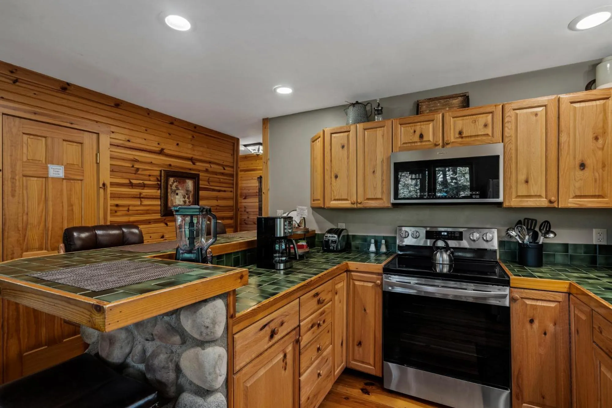 Kitchen or kitchenette in Cherry Ridge Retreat Luxury Cabins