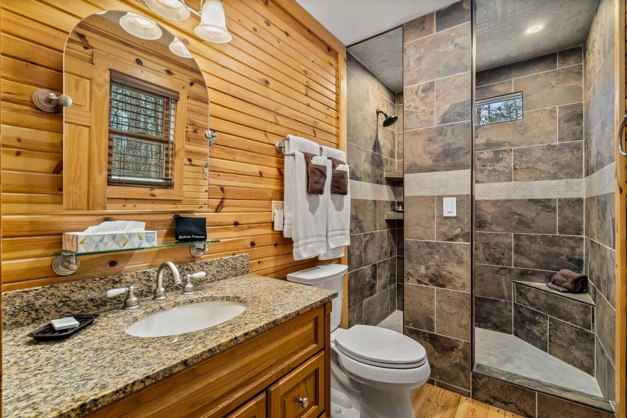 Shower in Cherry Ridge Retreat Luxury Cabins