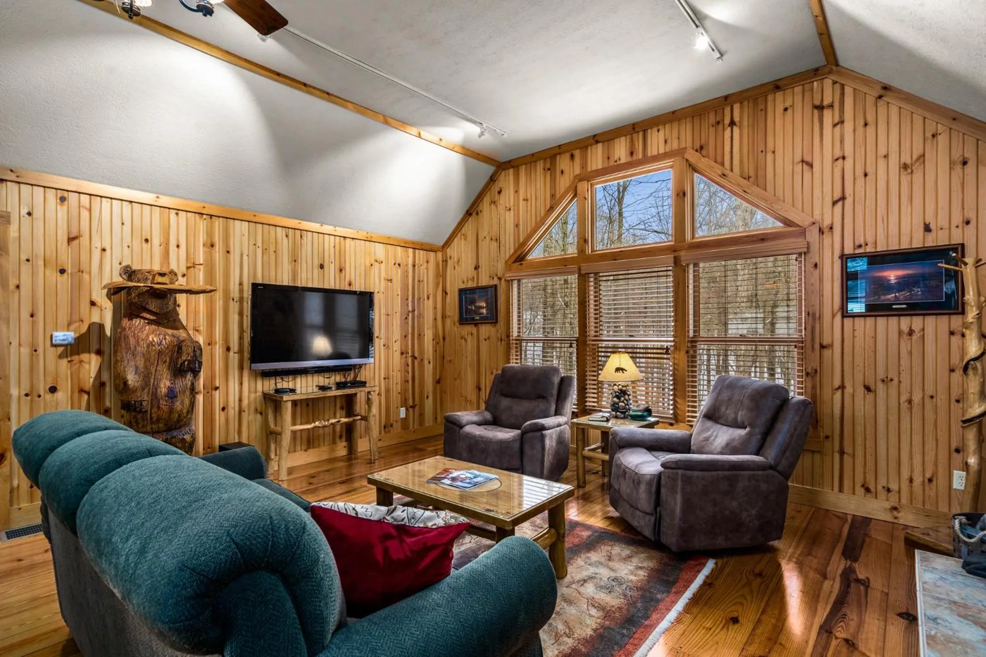 TV and multimedia in Cherry Ridge Retreat Luxury Cabins