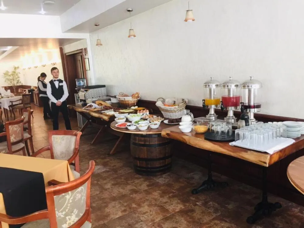 Restaurant/places to eat in Terra Europe Brontes Hotel