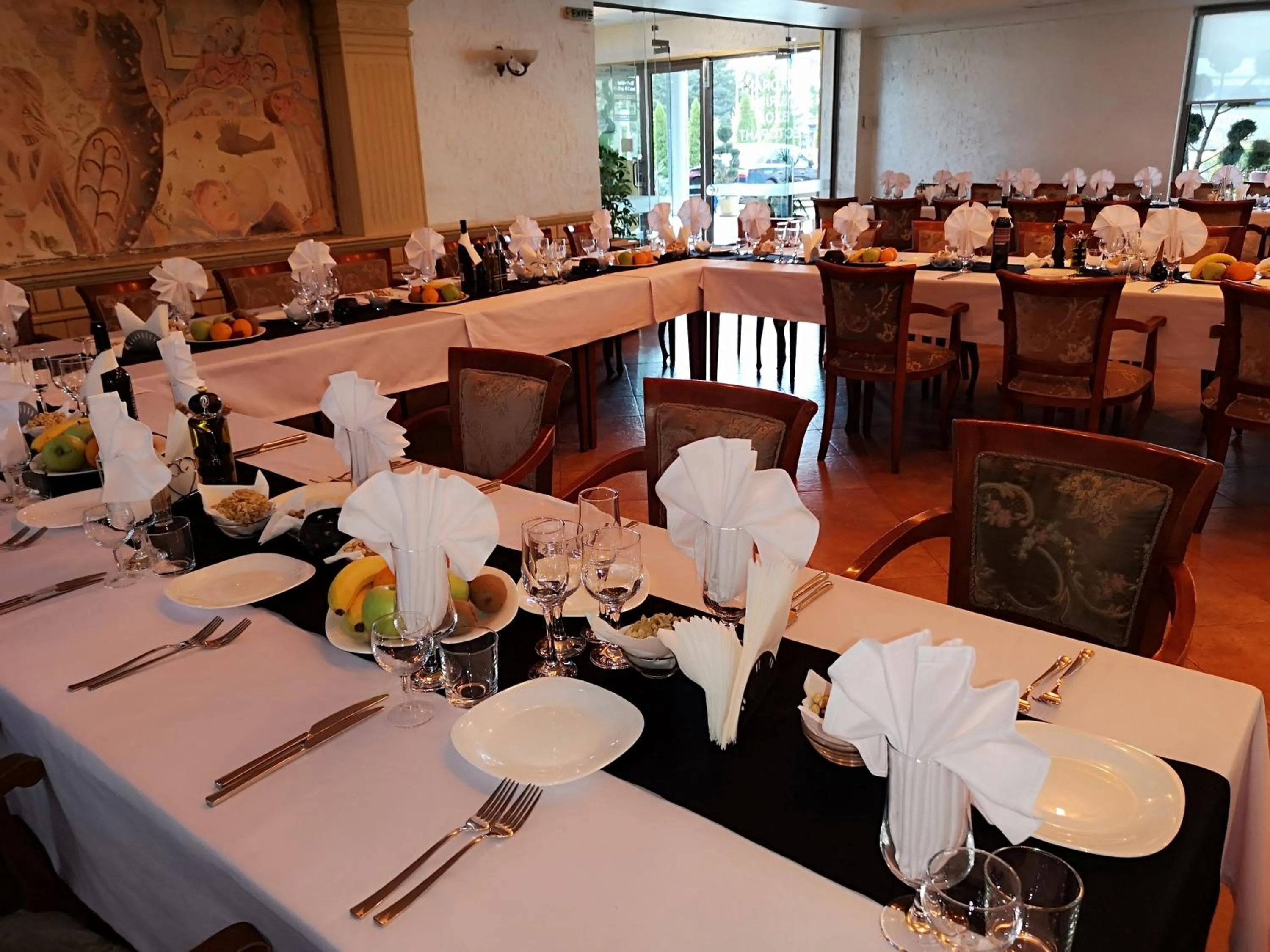 Restaurant/places to eat in Terra Europe Brontes Hotel