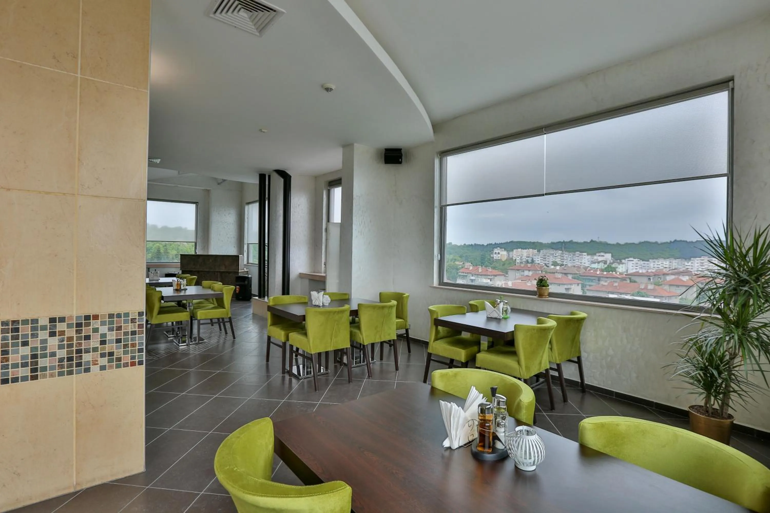 Restaurant/places to eat in Terra Europe Brontes Hotel