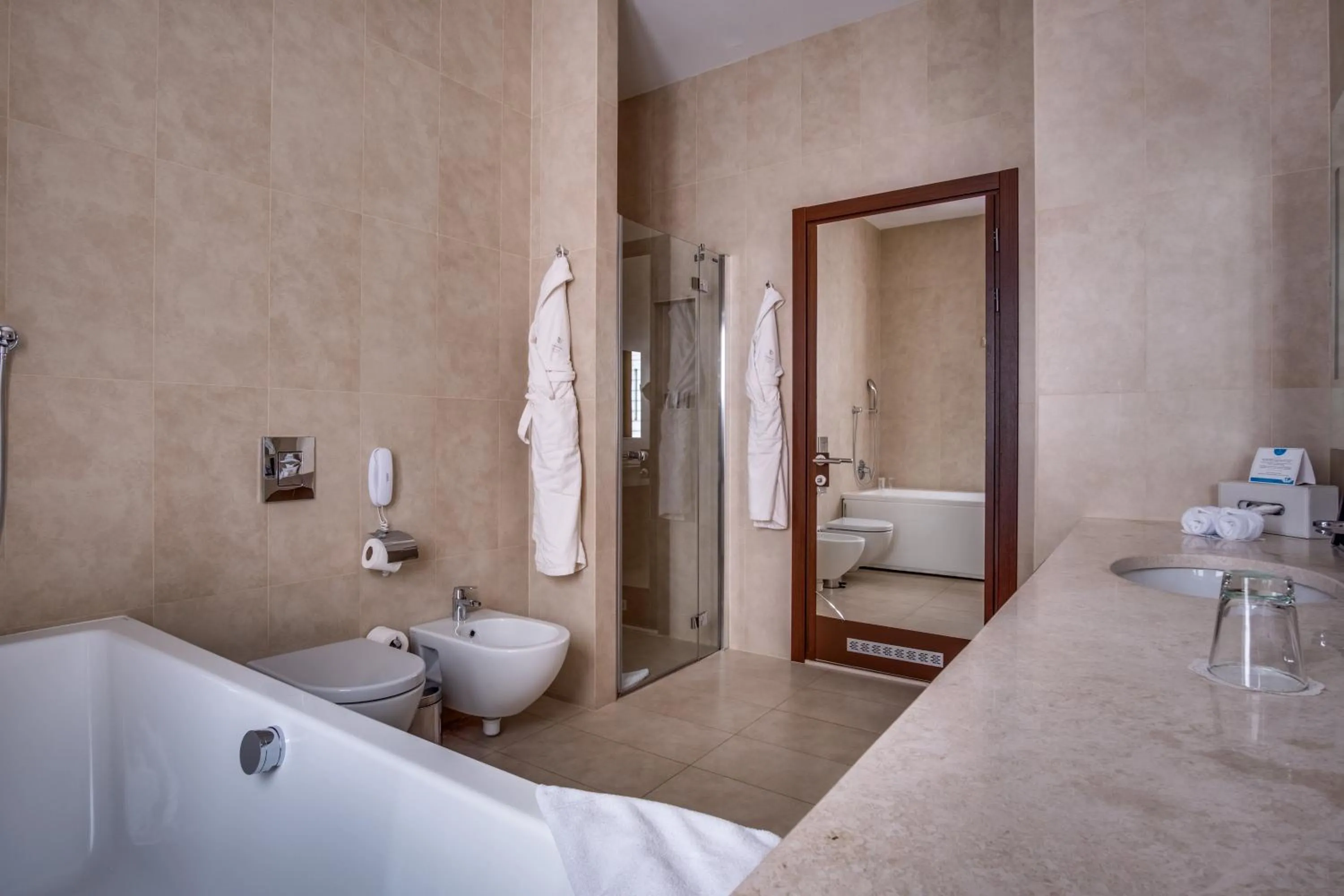 Shower, Bed in Hotel Panorama De Luxe