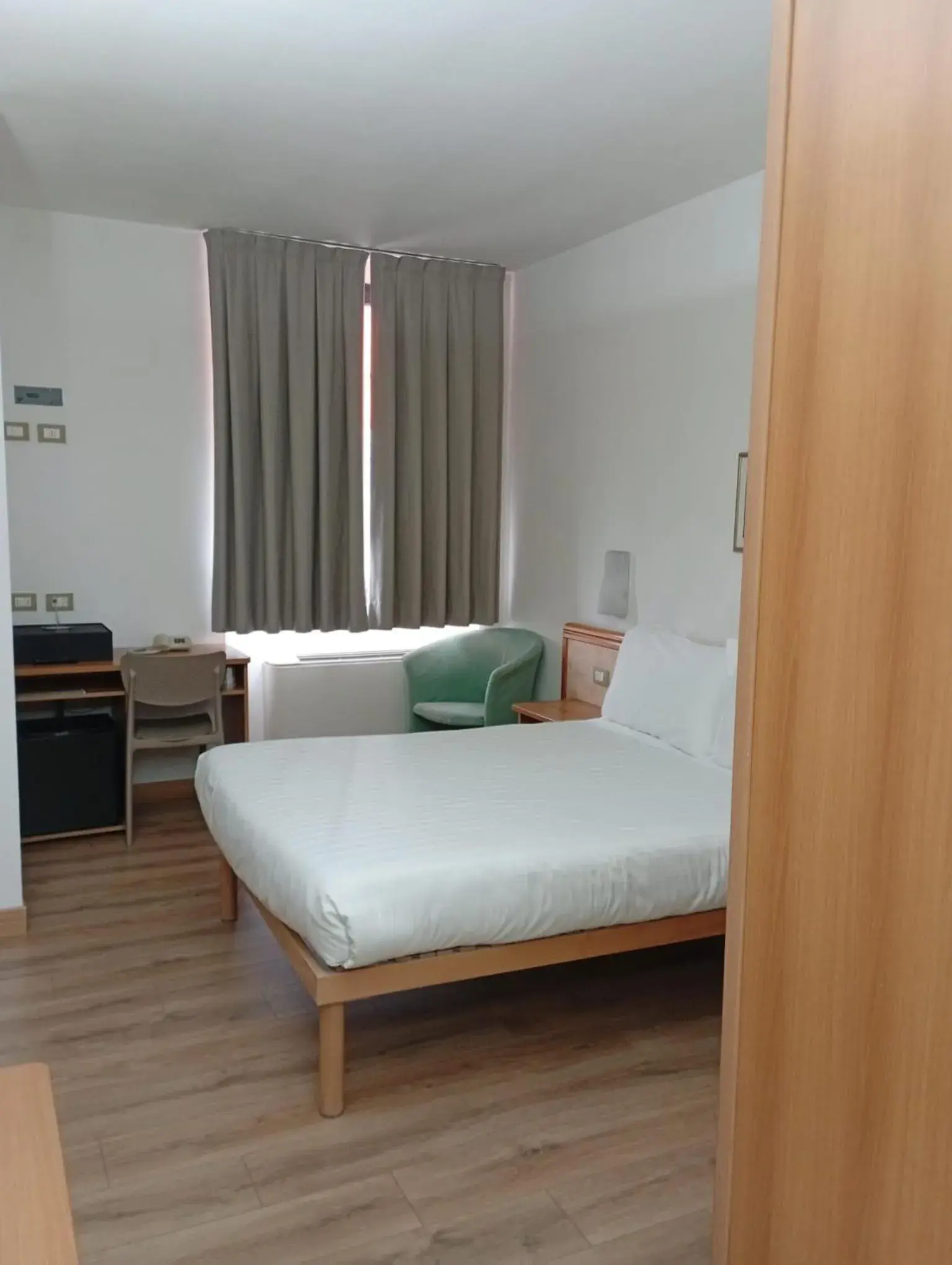 Budget Single Room with French Bed - single occupancy in Hotel Tre Ville Budget Single Room with French Bed - single occupancy in Hotel Tre Ville