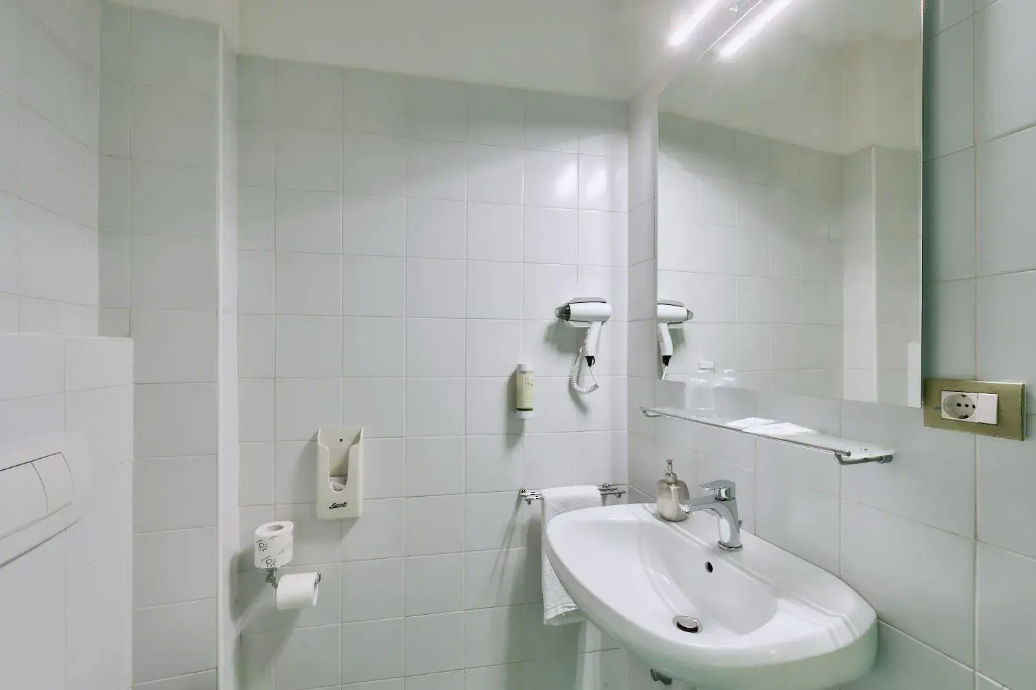 Budget Single Room with French Bed - single occupancy in Hotel Tre Ville Budget Single Room with French Bed - single occupancy in Hotel Tre Ville