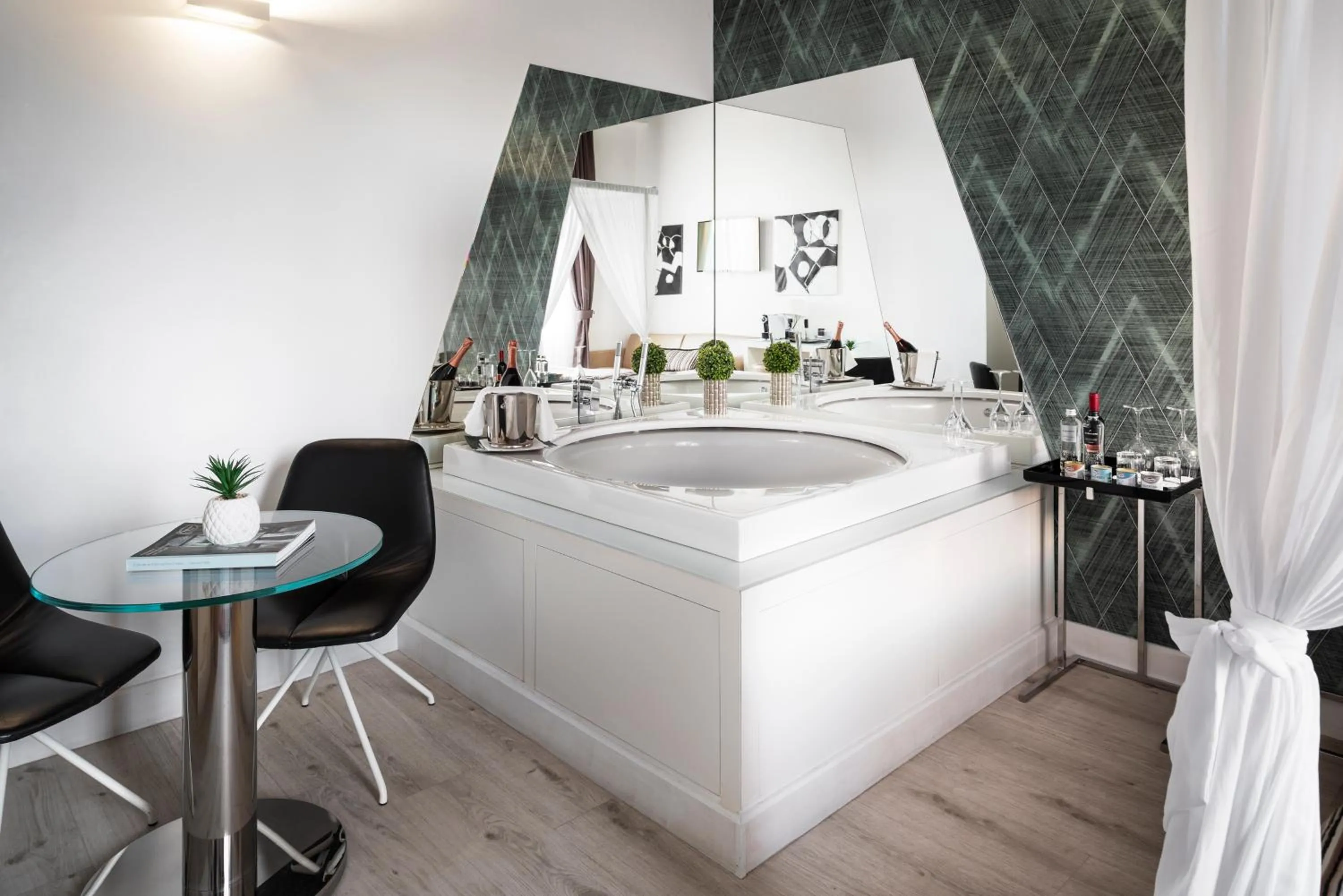 Hot Tub in LHP Hotel River & SPA