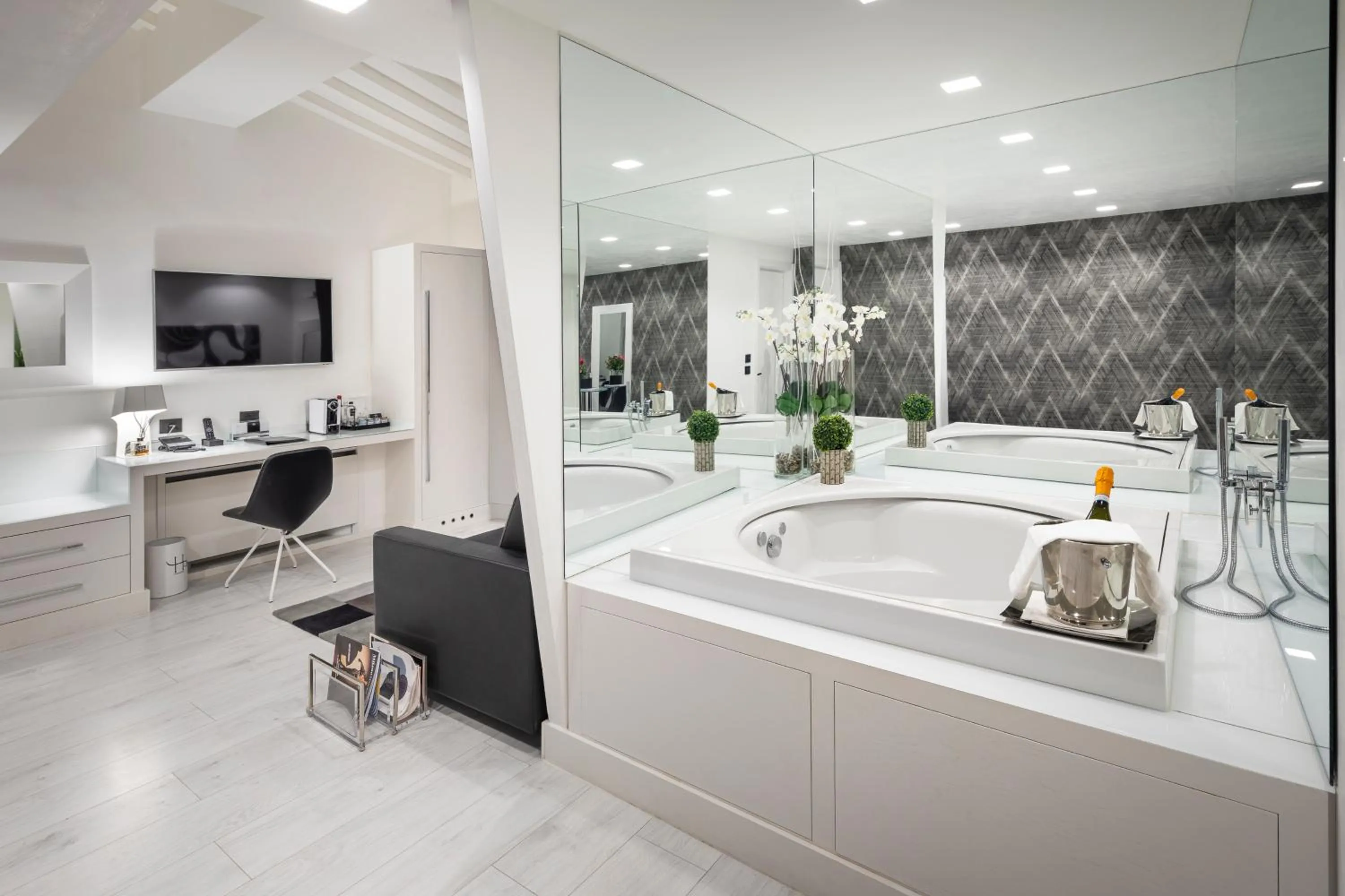 Hot Tub in LHP Hotel River & SPA