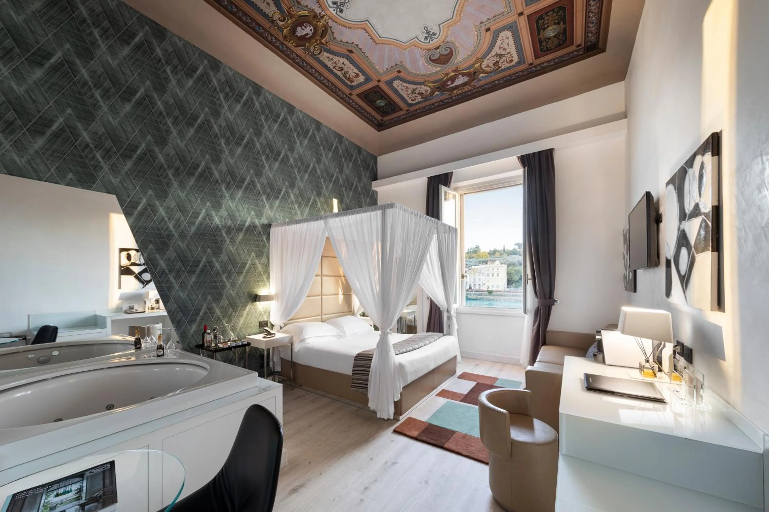 Coffee/tea facilities, Bed in LHP Hotel River & SPA