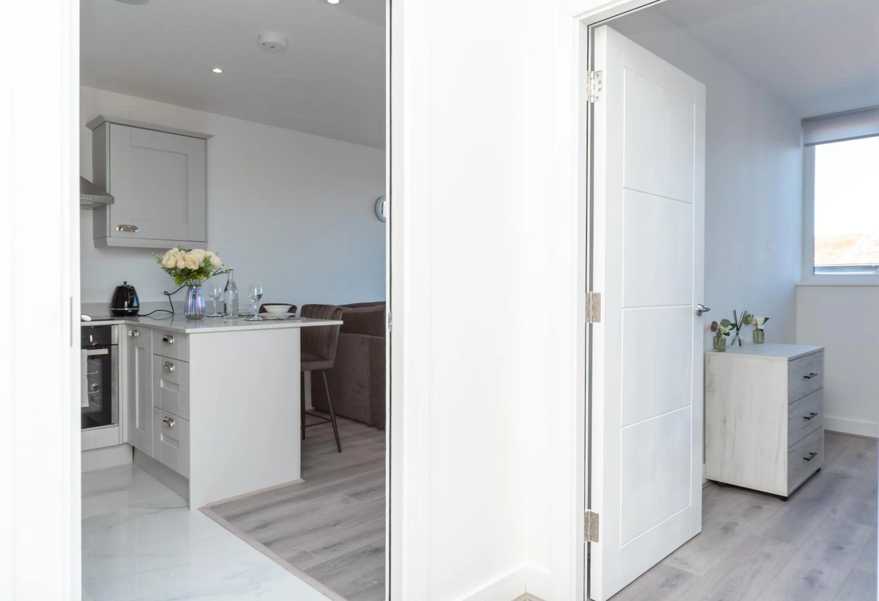 Lobby or reception, Kitchen/Kitchenette in Modern Apartments in Kings Lynn with Free Wi-Fi