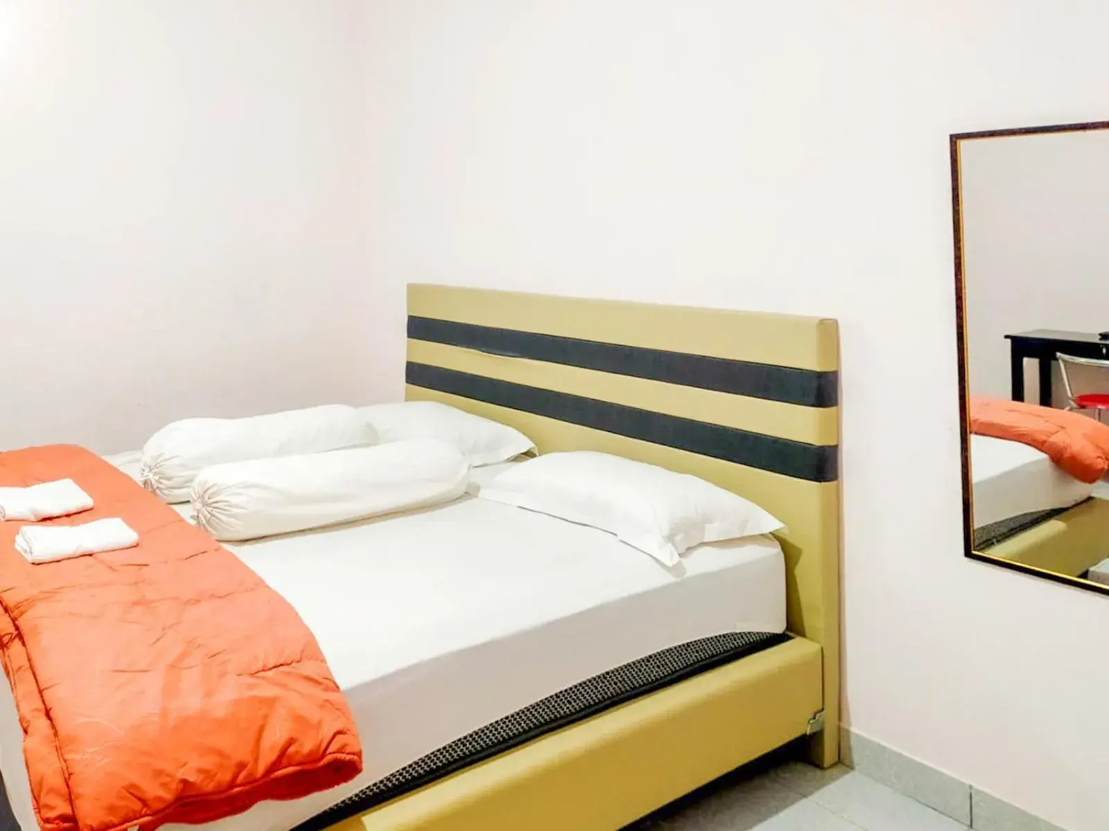 Deluxe Room in RedDoorz @ Makarios Hotel Poso Deluxe Room in RedDoorz @ Makarios Hotel Poso