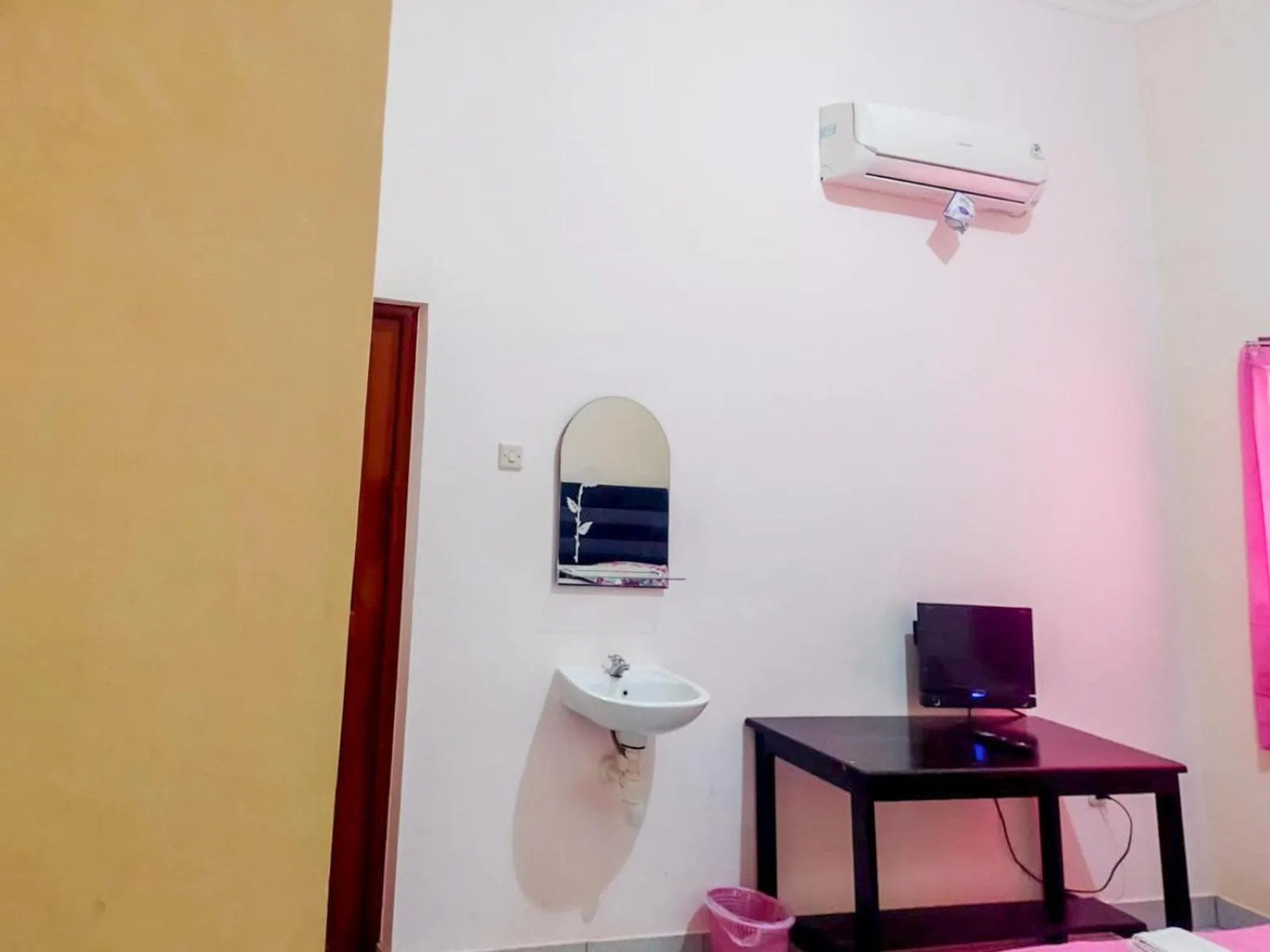 RedDoorz @ Makarios Hotel Poso