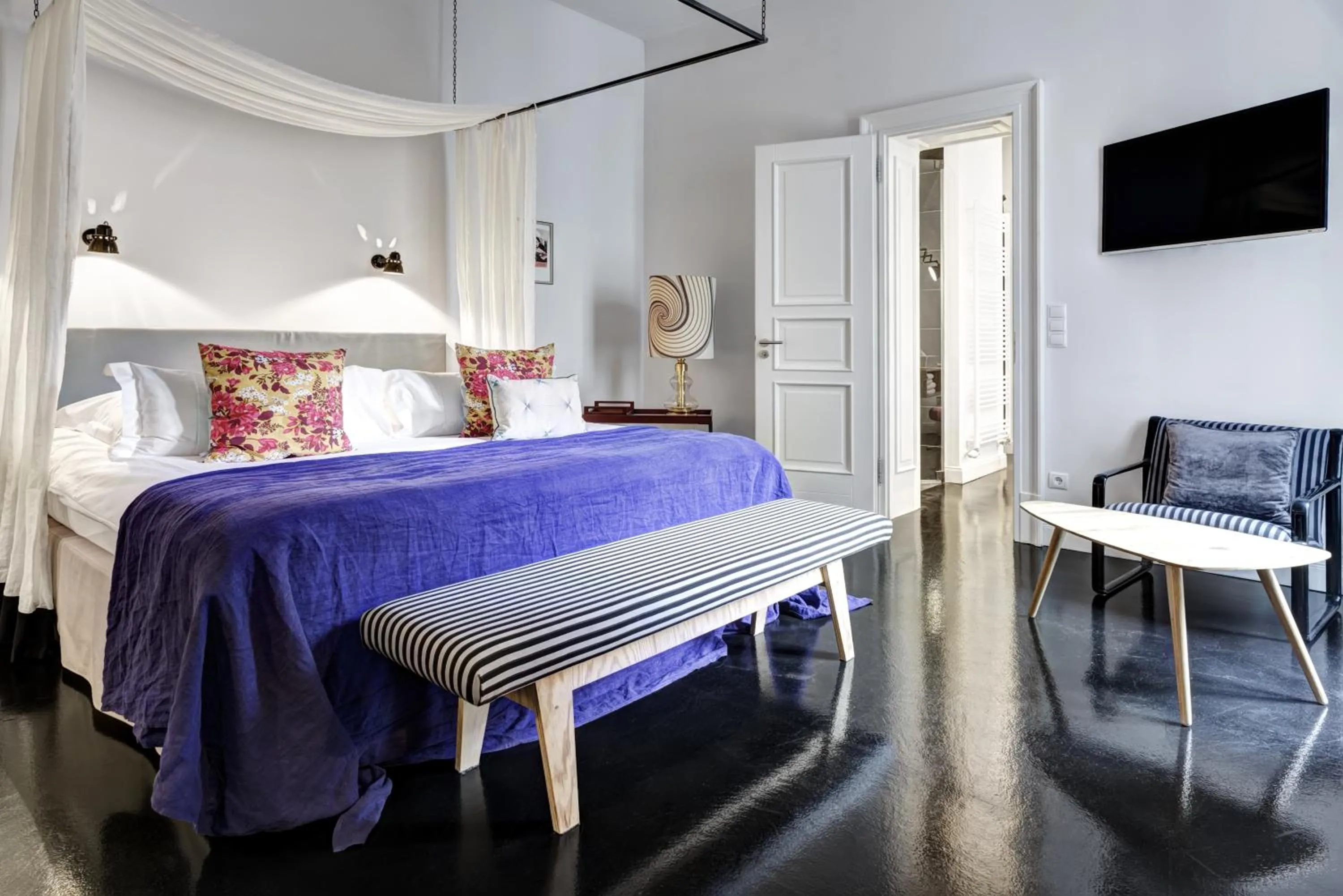 Bedroom, Bed in Gorki Apartments