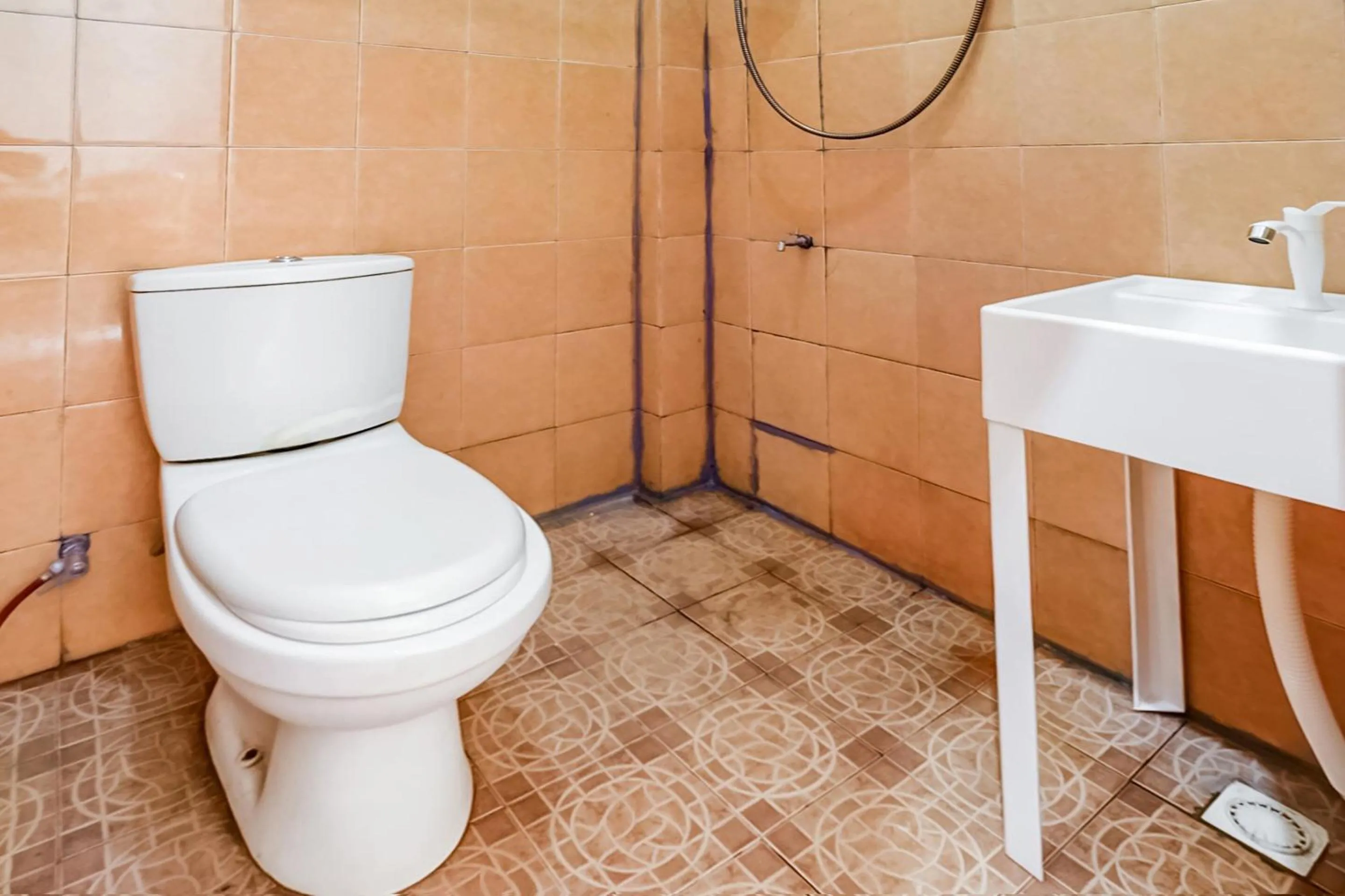 Bathroom in OYO Life 91160 Wisma Srijaya Syariah