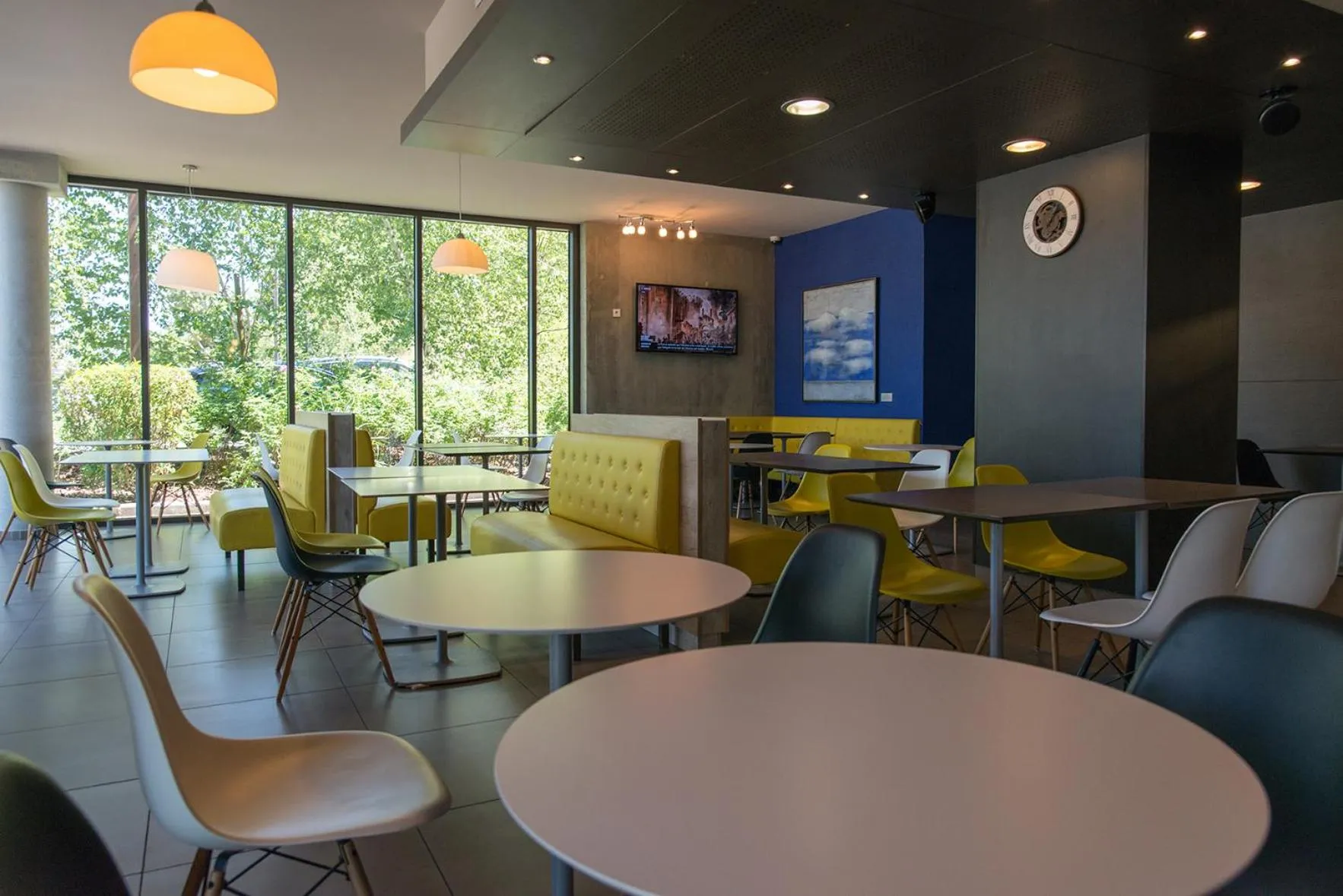 Seating area in Ibis Budget Archamps Porte de Genève